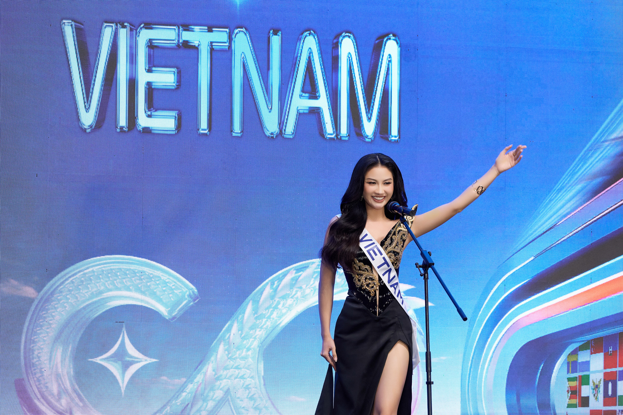 Phi công, luật sư, người mẫu quốc tế… ‘đổ bộ’ Huế, chính thức nhập cuộc Miss Cosmo - Ảnh 3.