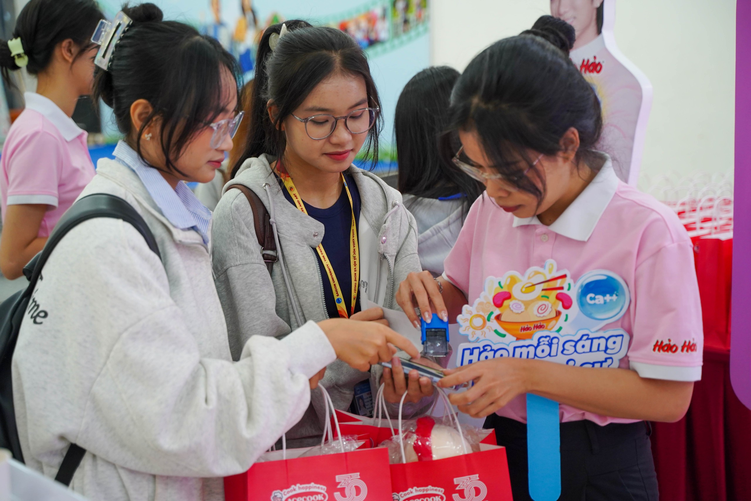 Sinh viên háo hức tìm hiểu sống xanh, chế độ dinh dưỡng theo cách đặc biệt - Ảnh 3.