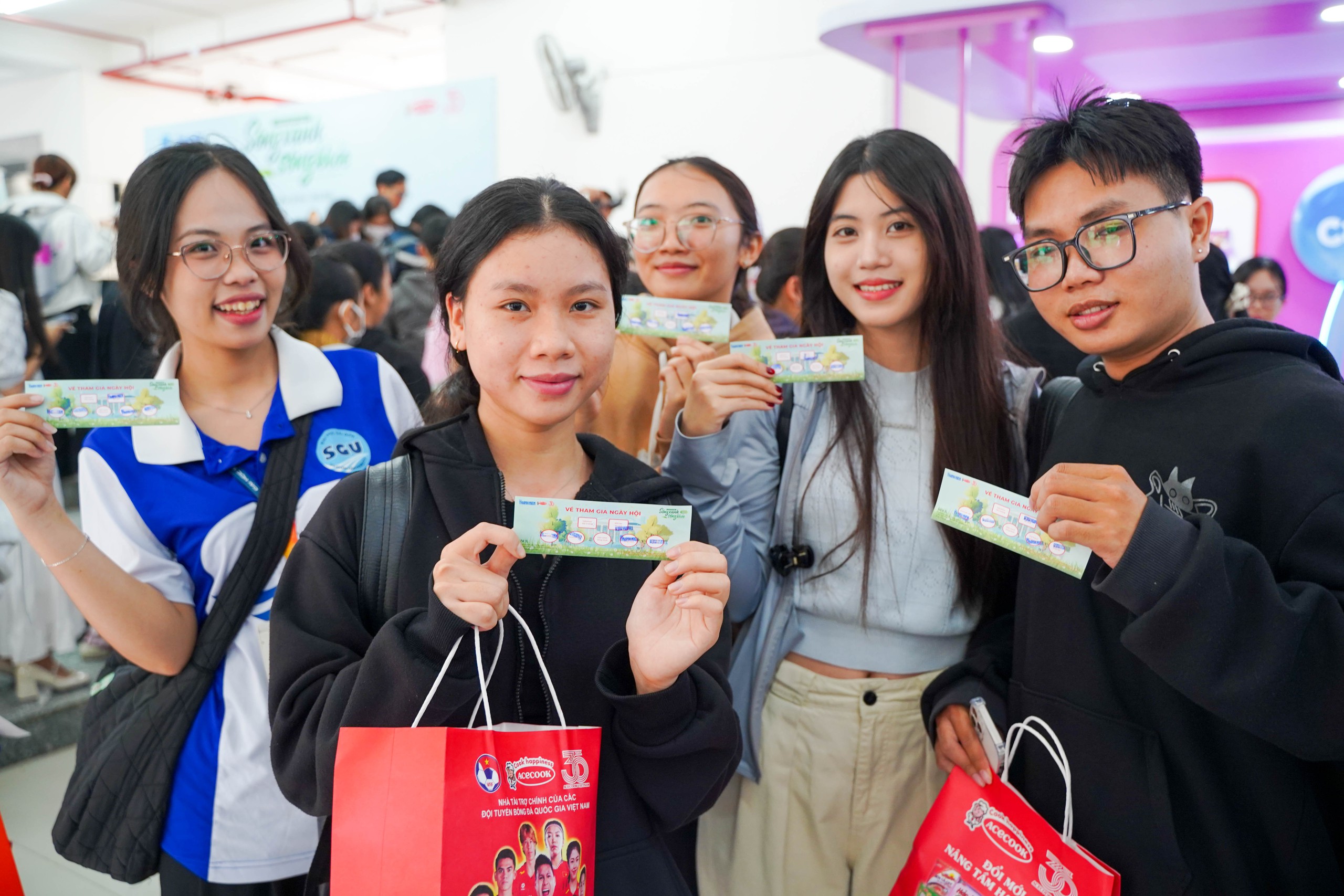 Sinh viên háo hức tìm hiểu sống xanh, chế độ dinh dưỡng theo cách đặc biệt - Ảnh 1.