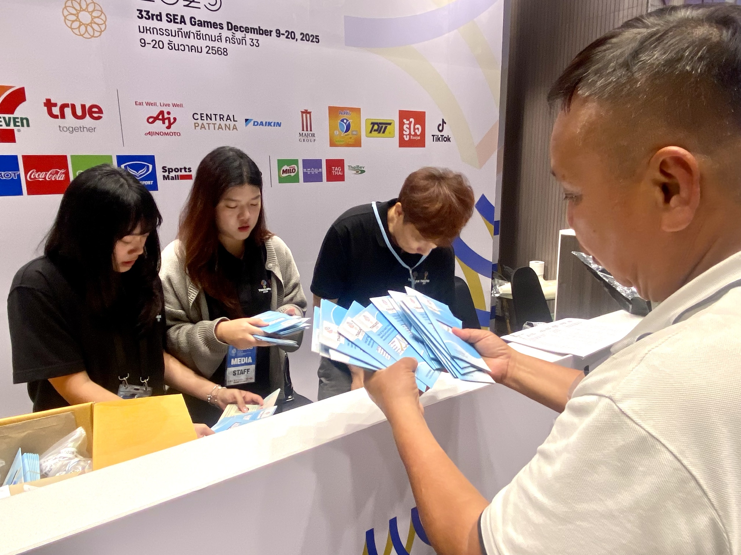 Nhọc nhằn ‘hành trình’ lấy thẻ tác nghiệp SEA Games, cầm trên tay mừng hơn bắt được vàng!- Ảnh 4.