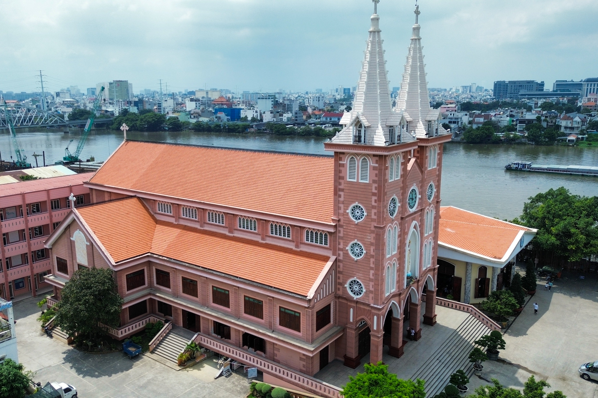 Độc đáo nhà thờ giáp sông Sài Gòn có kiến trúc tương tự nhà thờ Đức Bà- Ảnh 2. Độc đáo nhà thờ giáp sông Sài Gòn có kiến trúc tương tự nhà thờ Đức Bà- Ảnh 2.