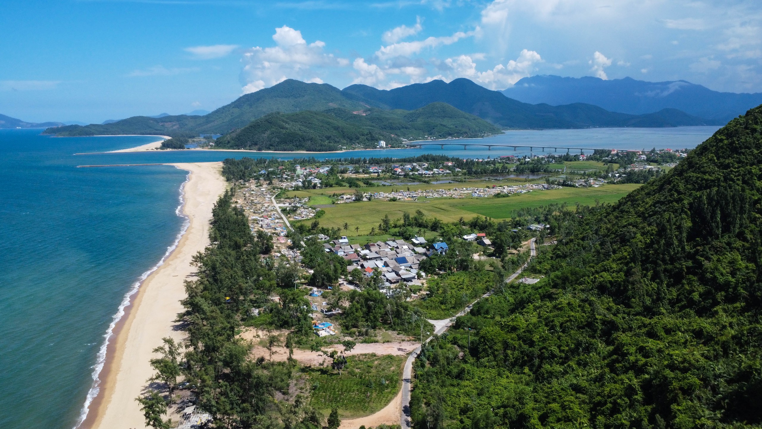 Bờ biển Hàm Rồng nổi tiếng với nét đẹp hoang sơ bị tàn phá sau mưa lũ - Ảnh 5.