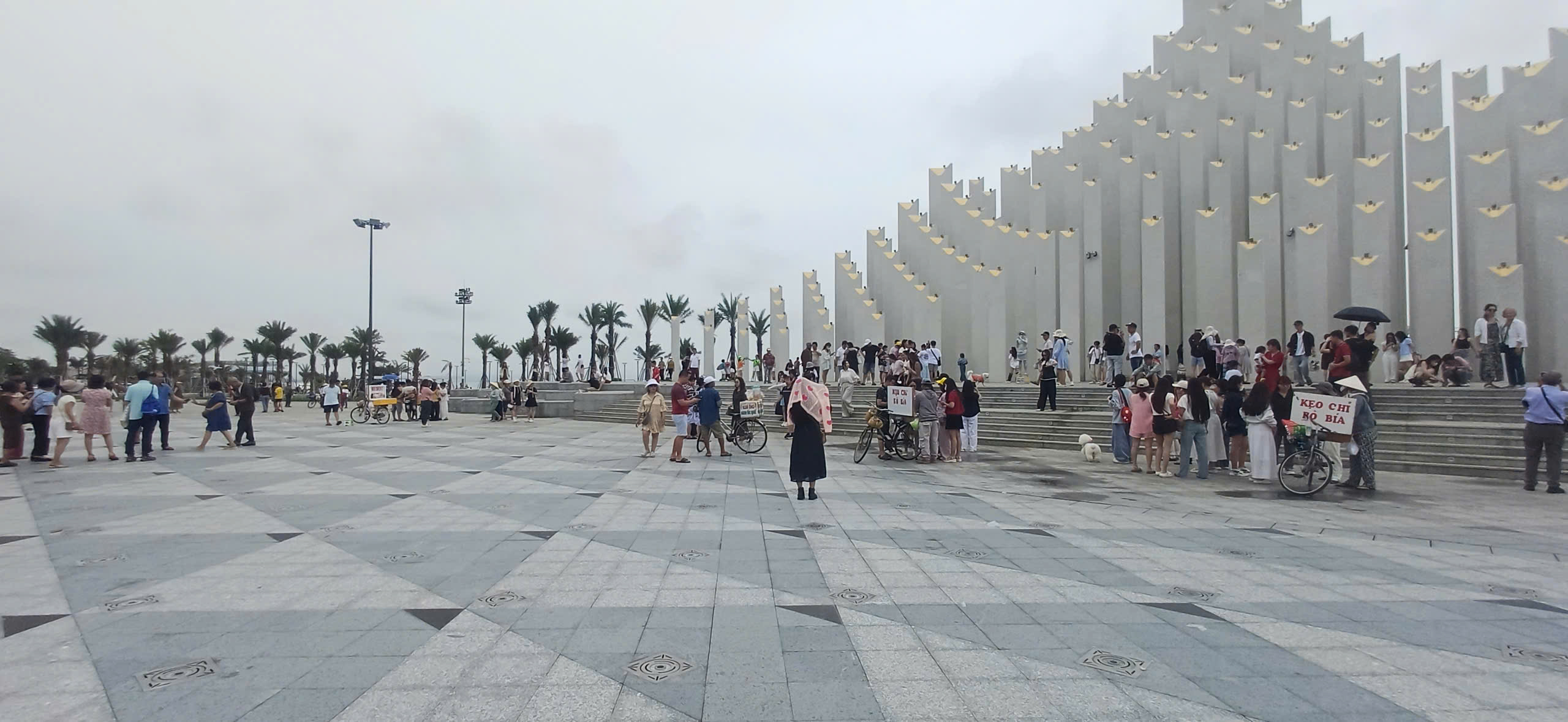 Hàng rong "phủ sóng" dự án nghìn tỉ ở Bãi Sau: Du lịch Vũng Tàu nhếch nhác - Ảnh 3.