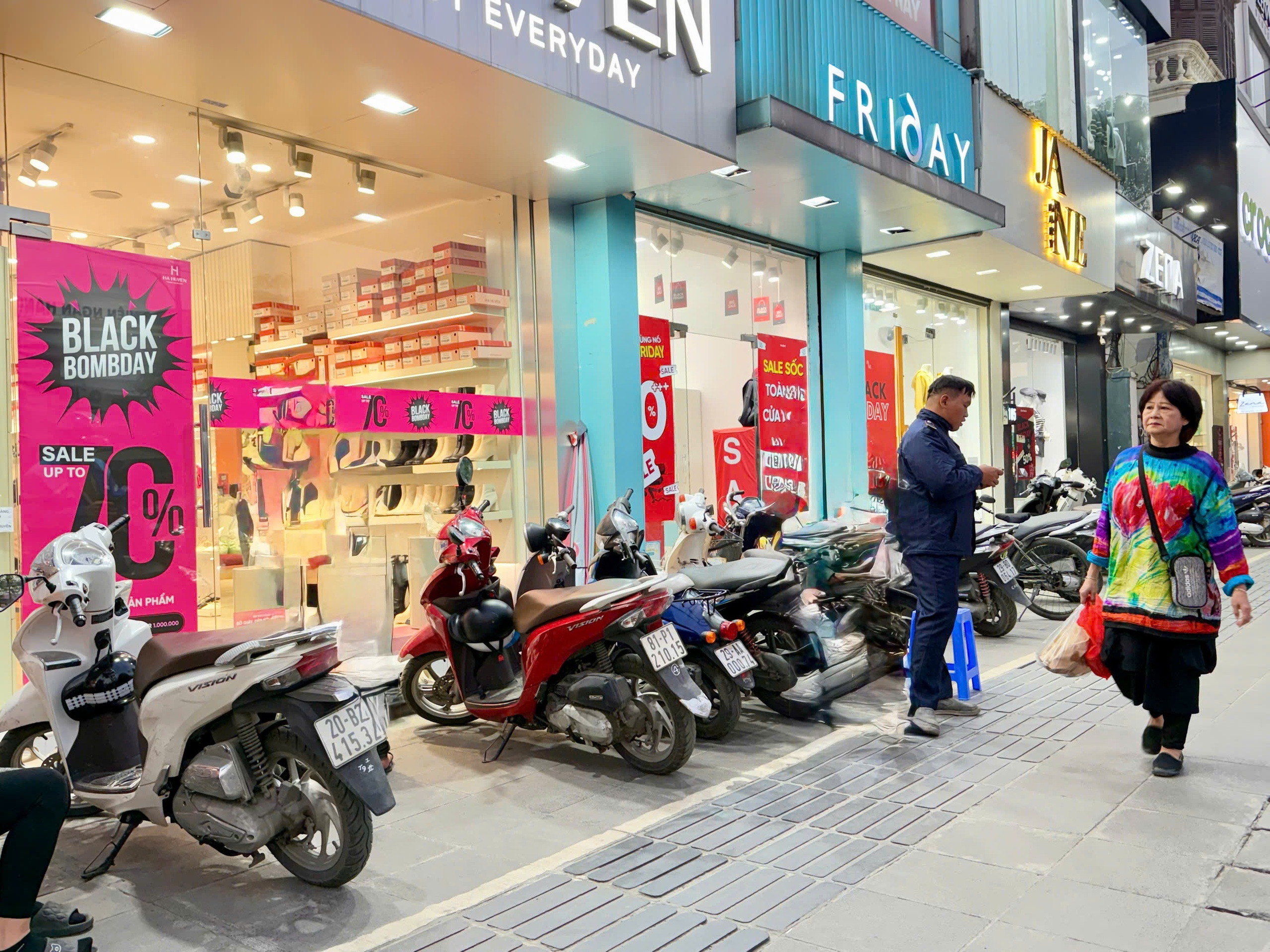 Black Friday ế ẩm, giảm 70 - 80% vẫn vắng khách - Ảnh 1.