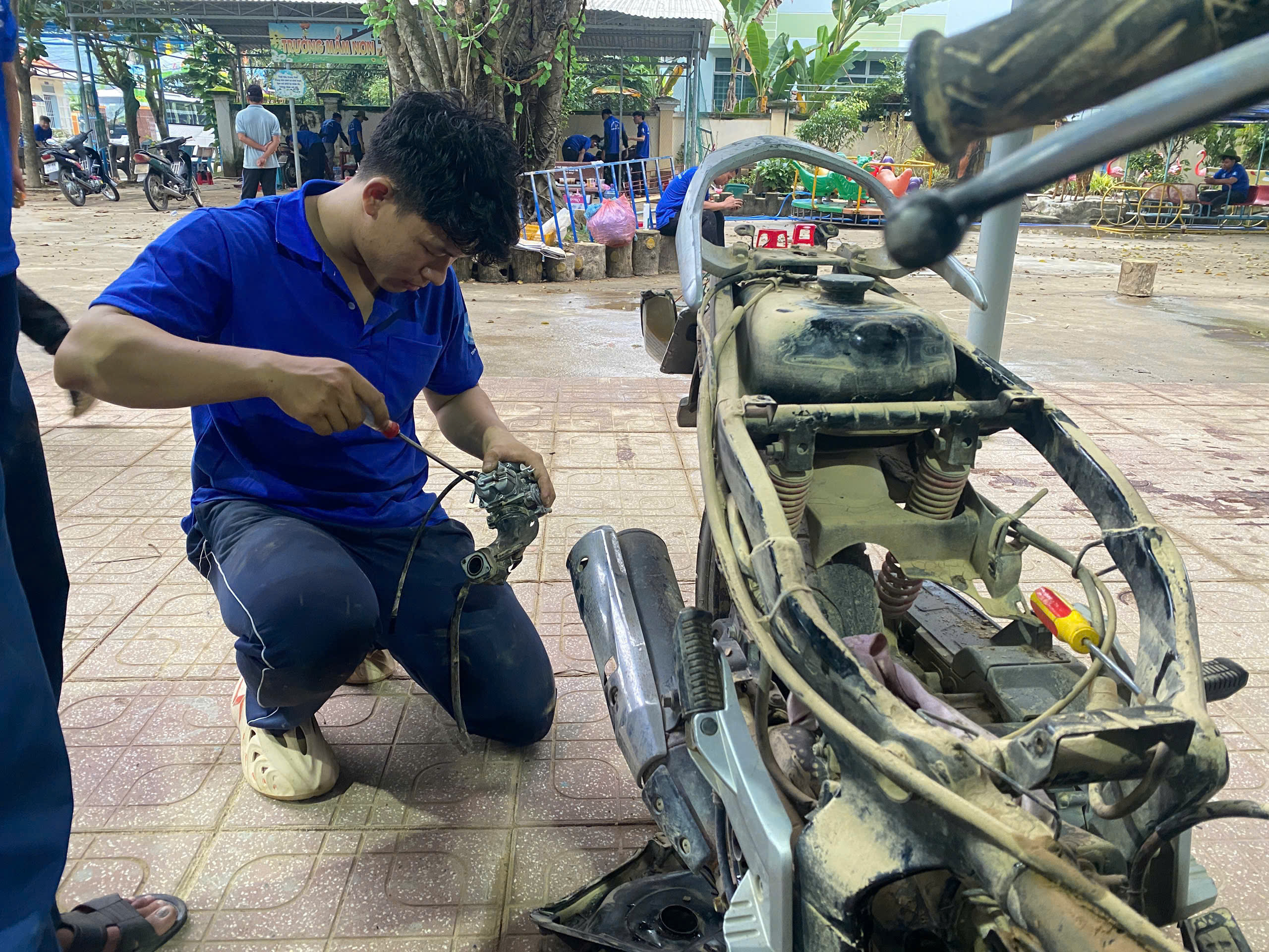 Giảng viên, giáo viên rời bục giảng đi sửa xe miễn phí - Ảnh 2.