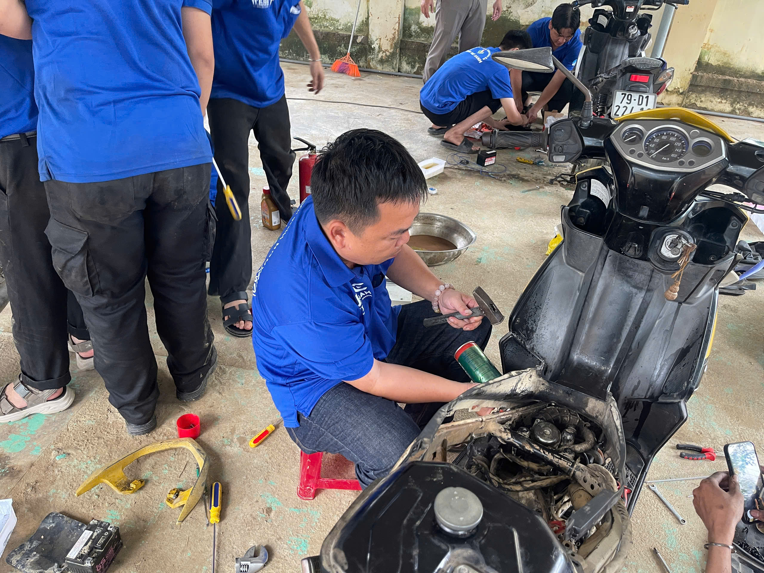 Giảng viên, giáo viên rời bục giảng đi sửa xe miễn phí - Ảnh 4.