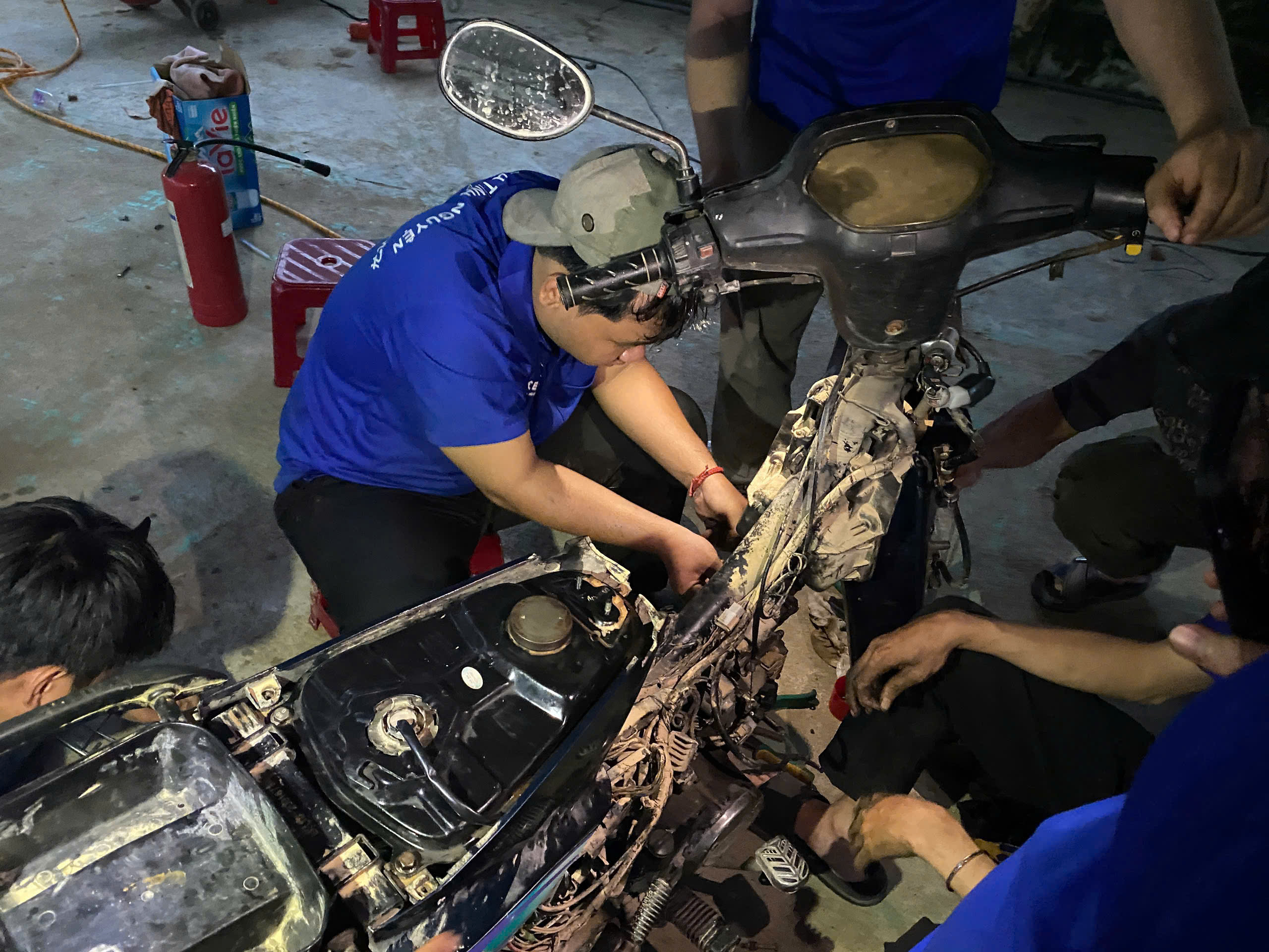 Giảng viên, giáo viên rời bục giảng đi sửa xe miễn phí - Ảnh 8.