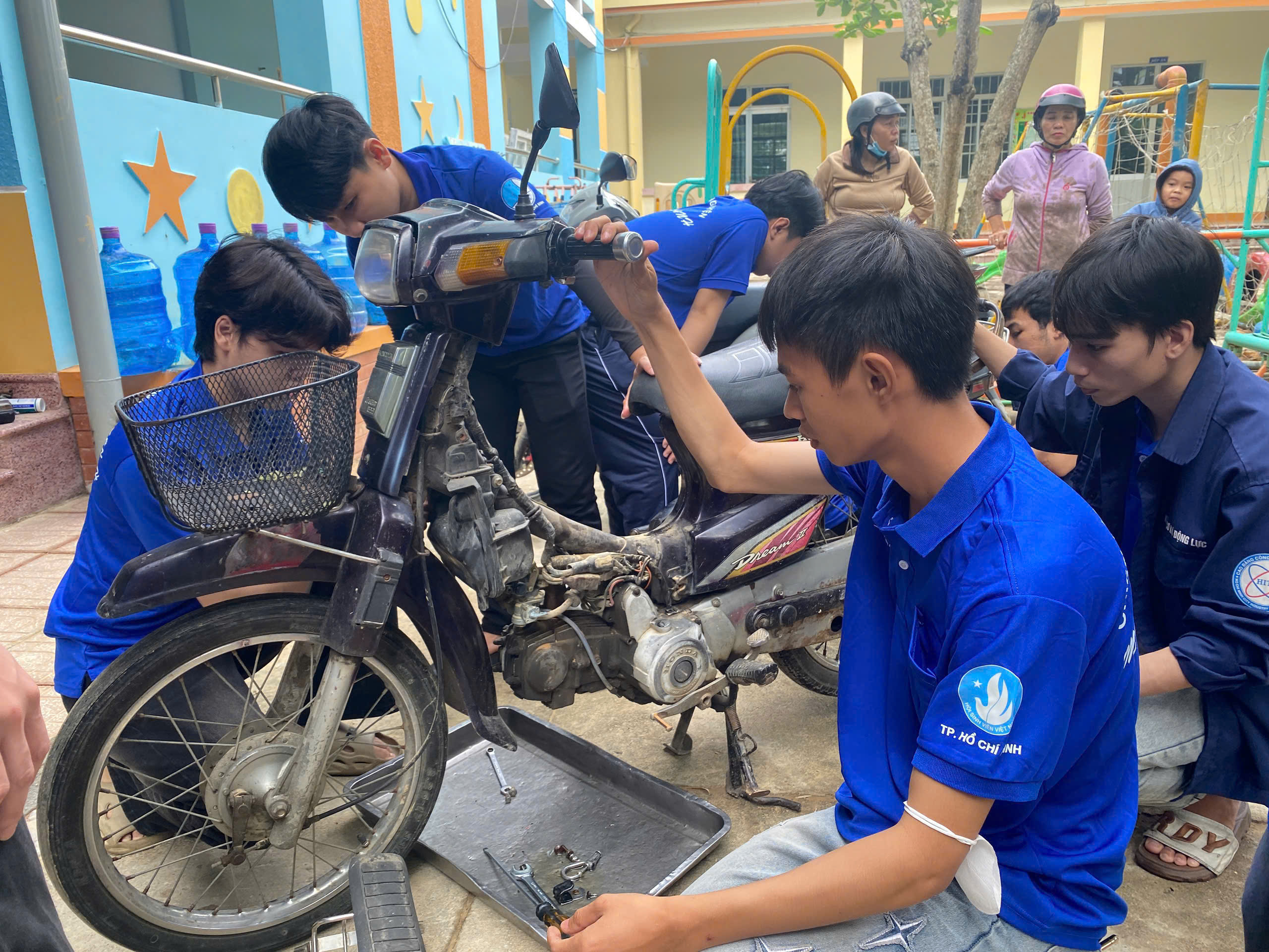 Giảng viên, giáo viên rời bục giảng đi sửa xe miễn phí - Ảnh 6.