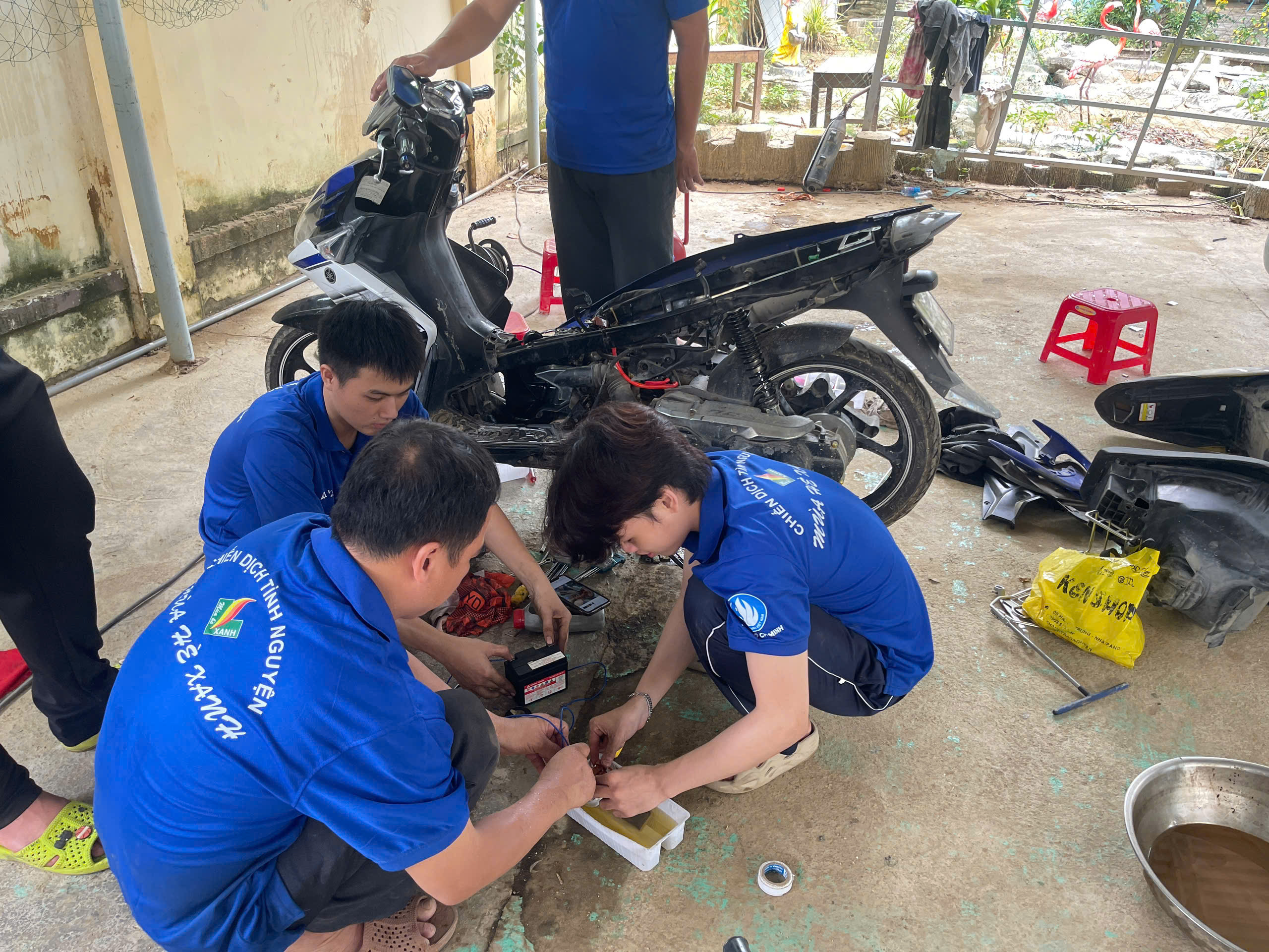 Giảng viên, giáo viên rời bục giảng đi sửa xe miễn phí - Ảnh 3.