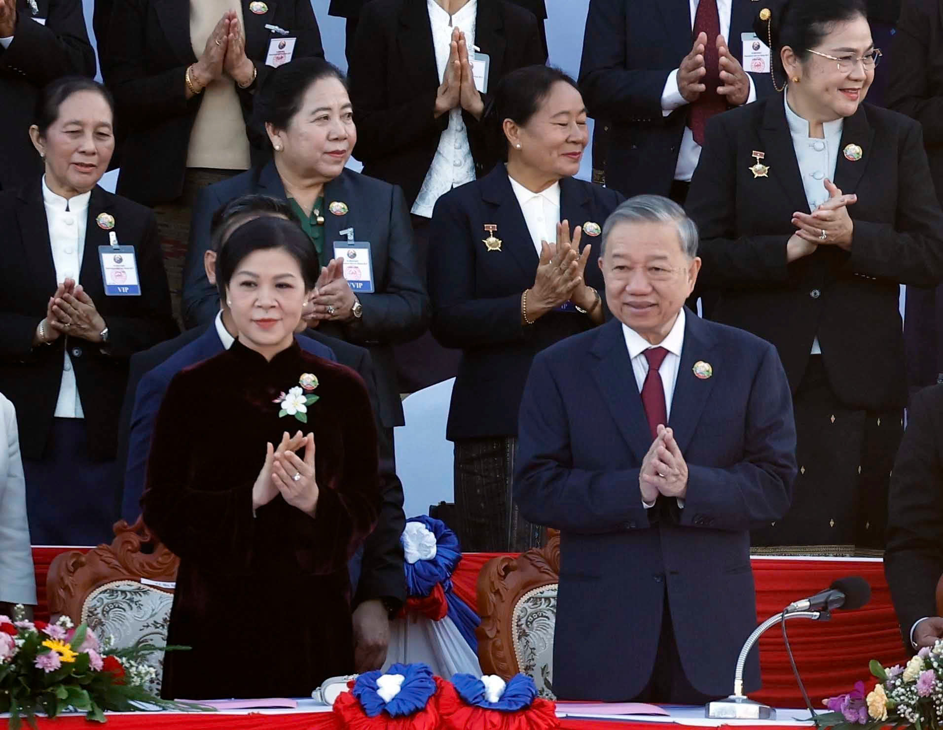 Tổng Bí thư và phu nhân dự Lễ kỷ niệm 50 năm Quốc khánh Lào - Ảnh 1.