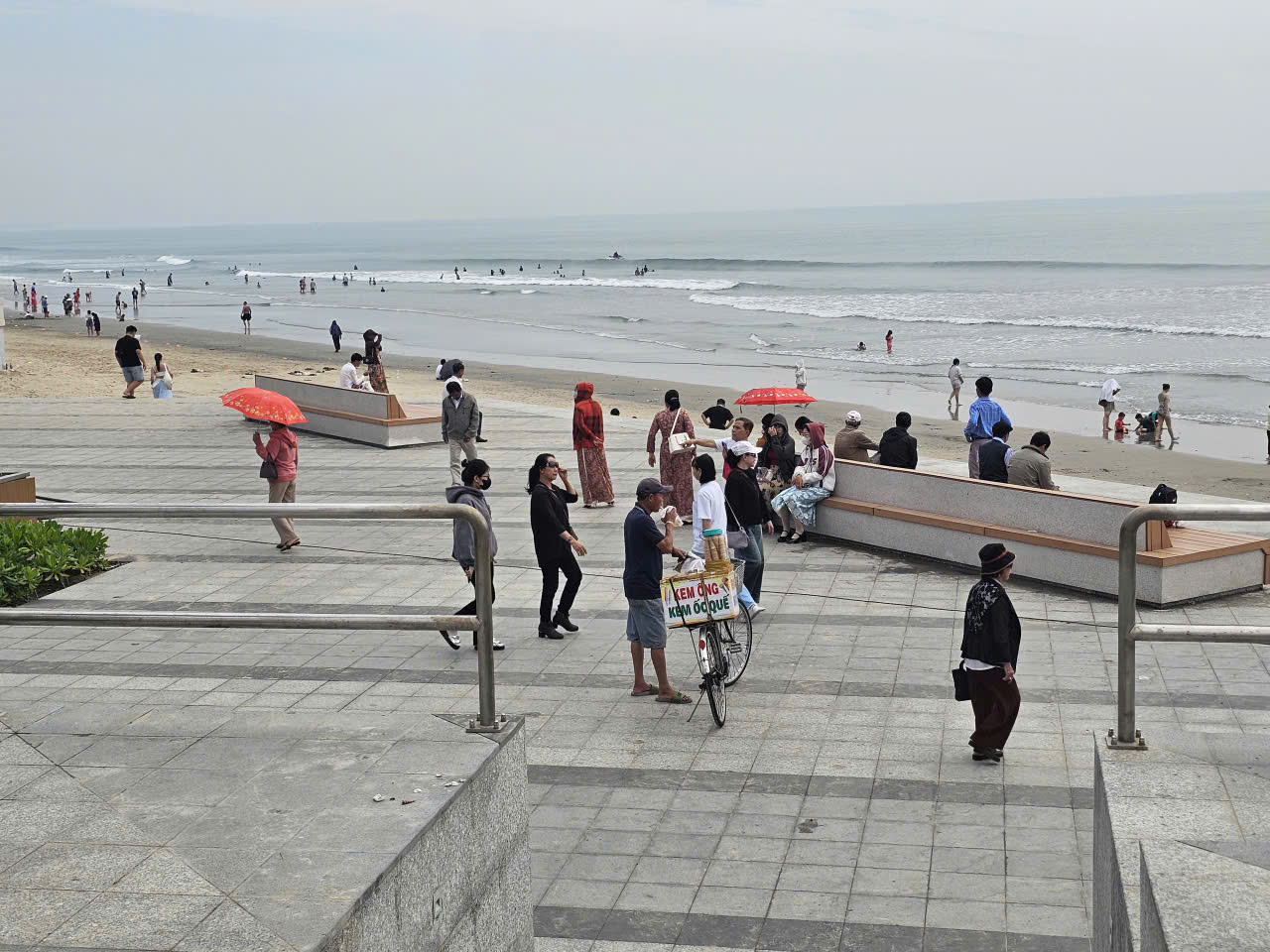 Hàng rong "phủ sóng" dự án nghìn tỉ ở Bãi Sau: Du lịch Vũng Tàu nhếch nhác - Ảnh 2.