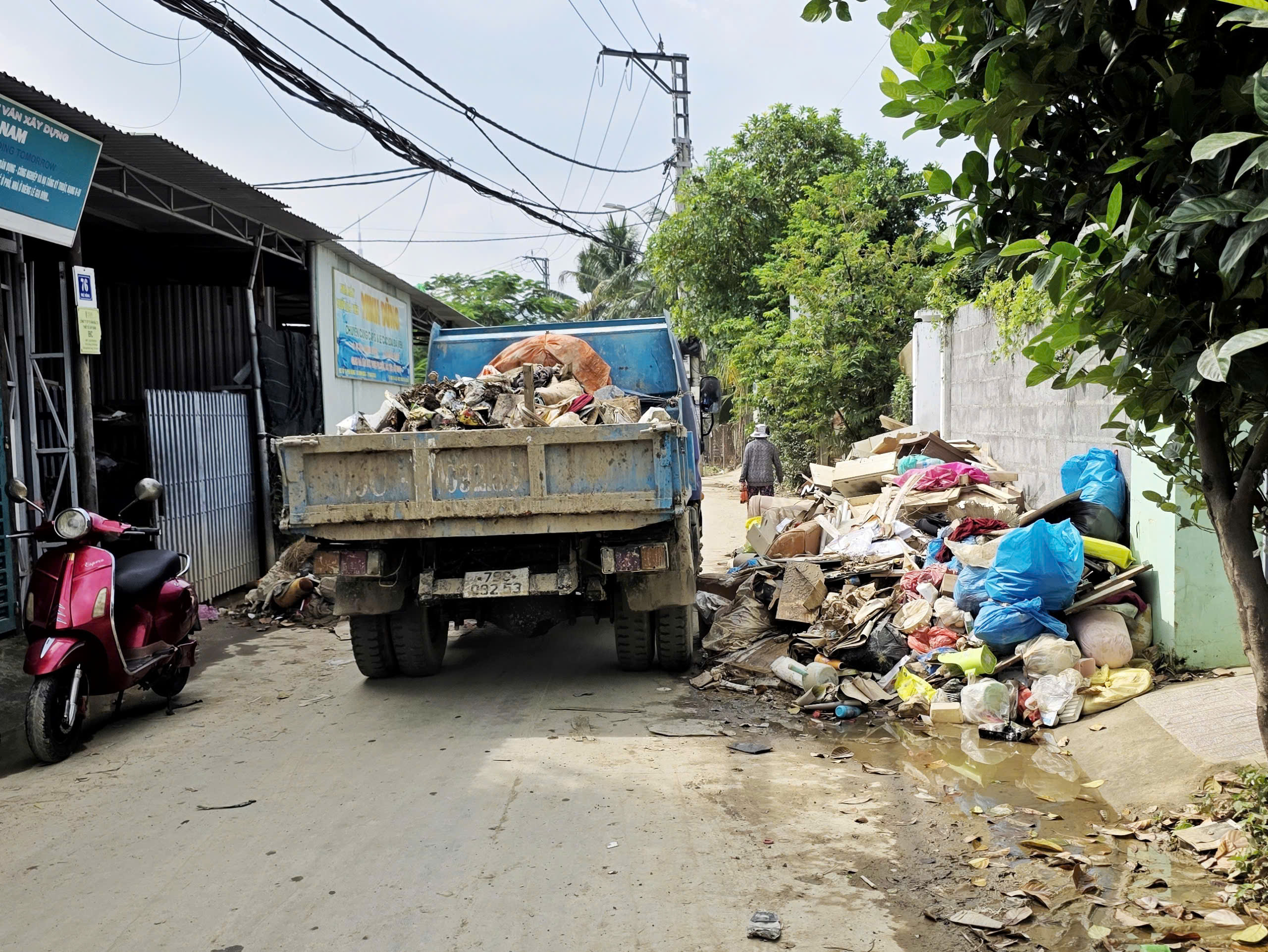 Khánh Hòa sẽ hoàn thành việc thu gom rác thải sau lũ trước 5.12 - Ảnh 3.