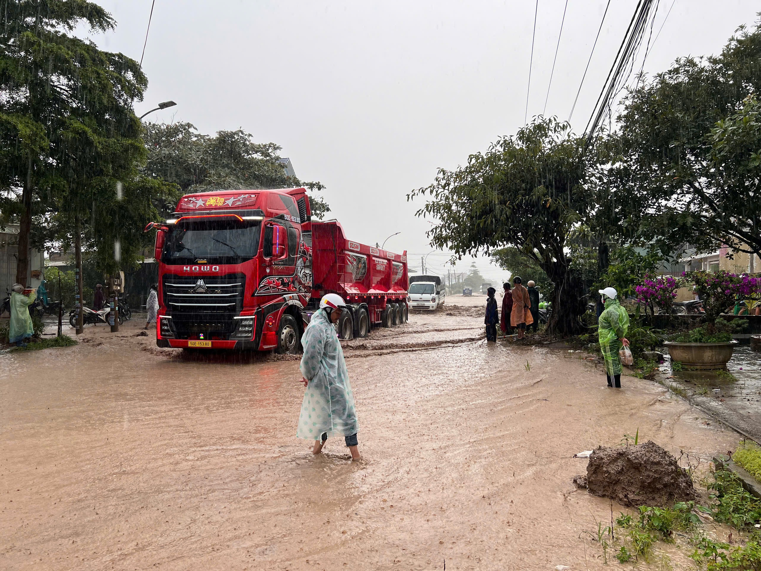 Sạt lở đèo Ngoạn Mục gây ách tắc giao thông nghiêm trọng trên QL27 - Ảnh 4.