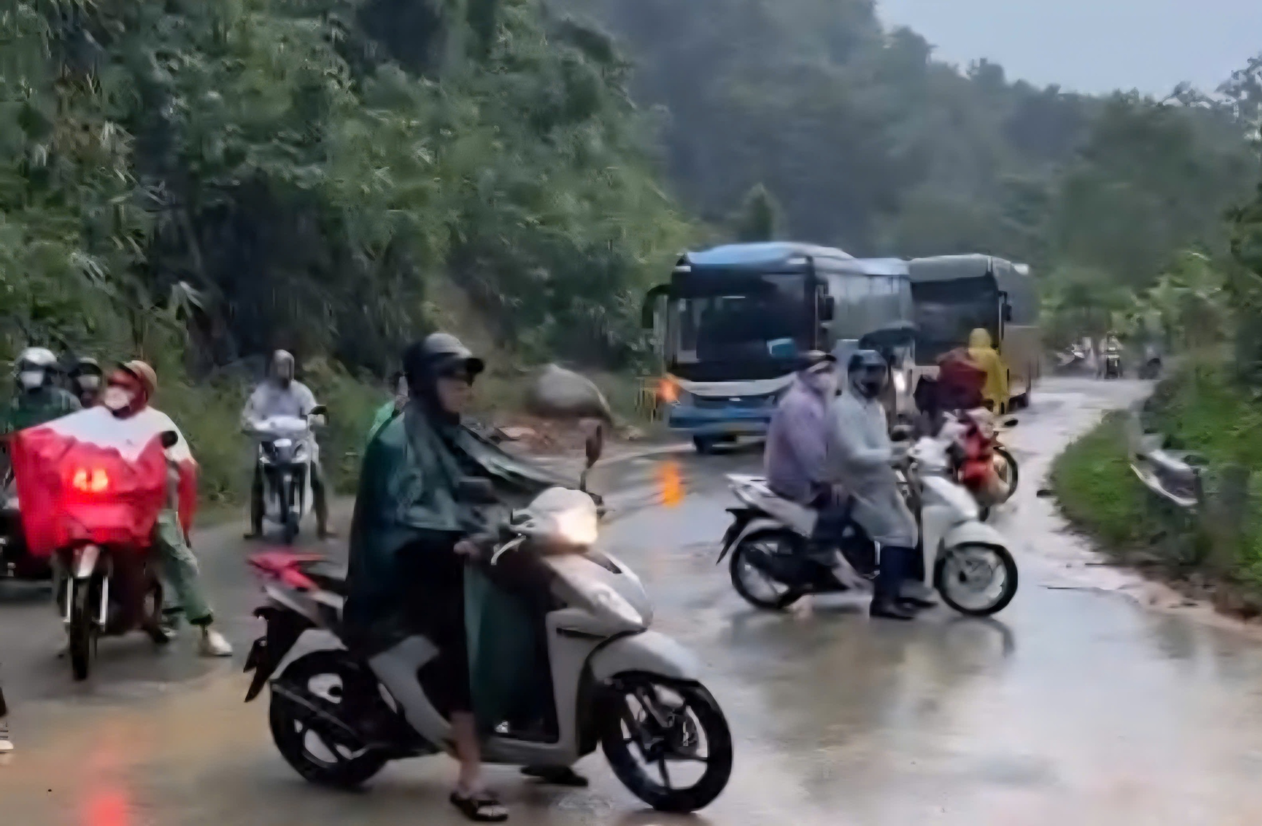 Sạt lở đèo Ngoạn Mục gây ách tắc giao thông nghiêm trọng trên QL27 - Ảnh 3.