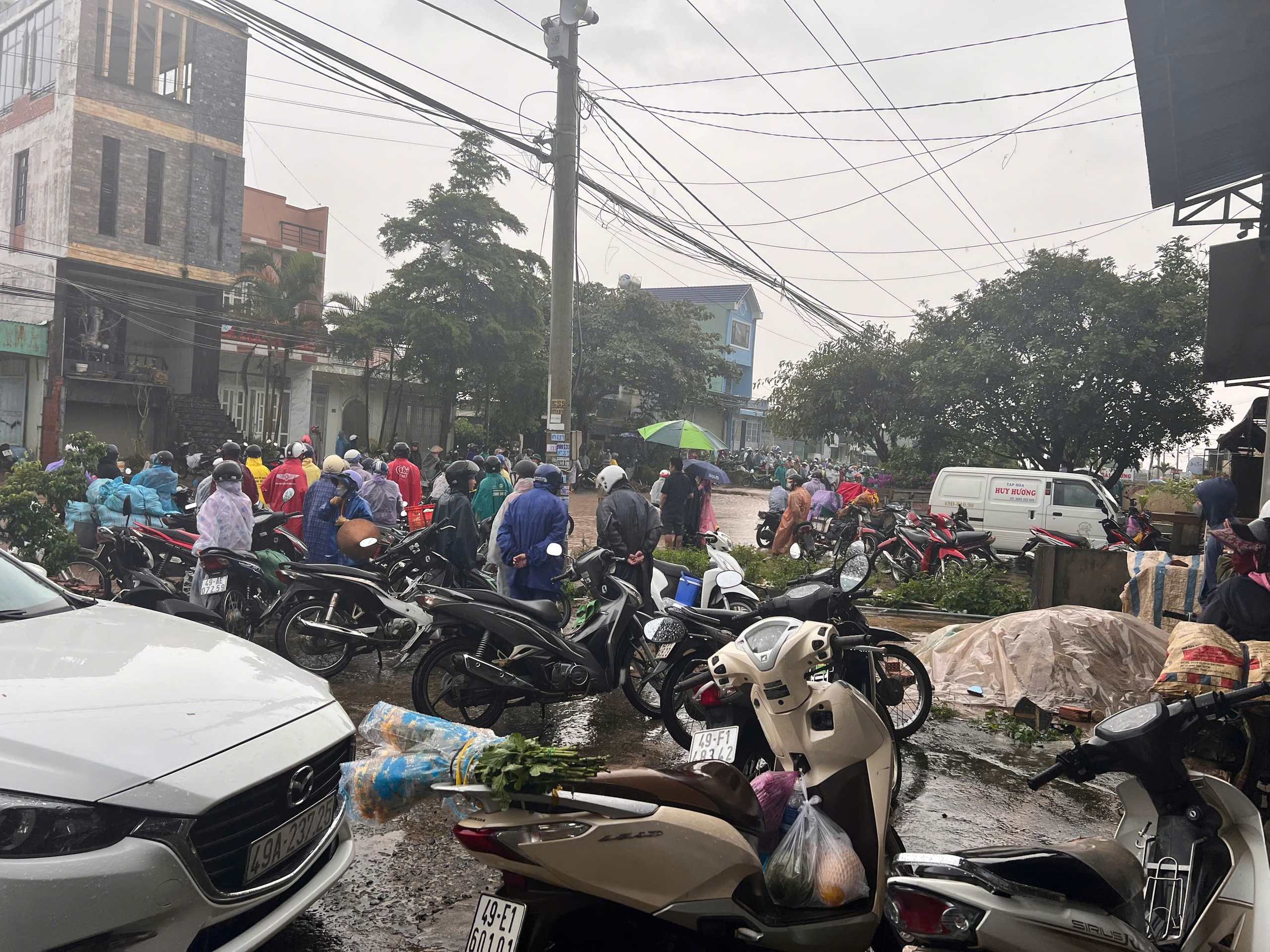 Sạt lở đèo Ngoạn Mục gây ách tắc giao thông nghiêm trọng trên QL27 - Ảnh 6.