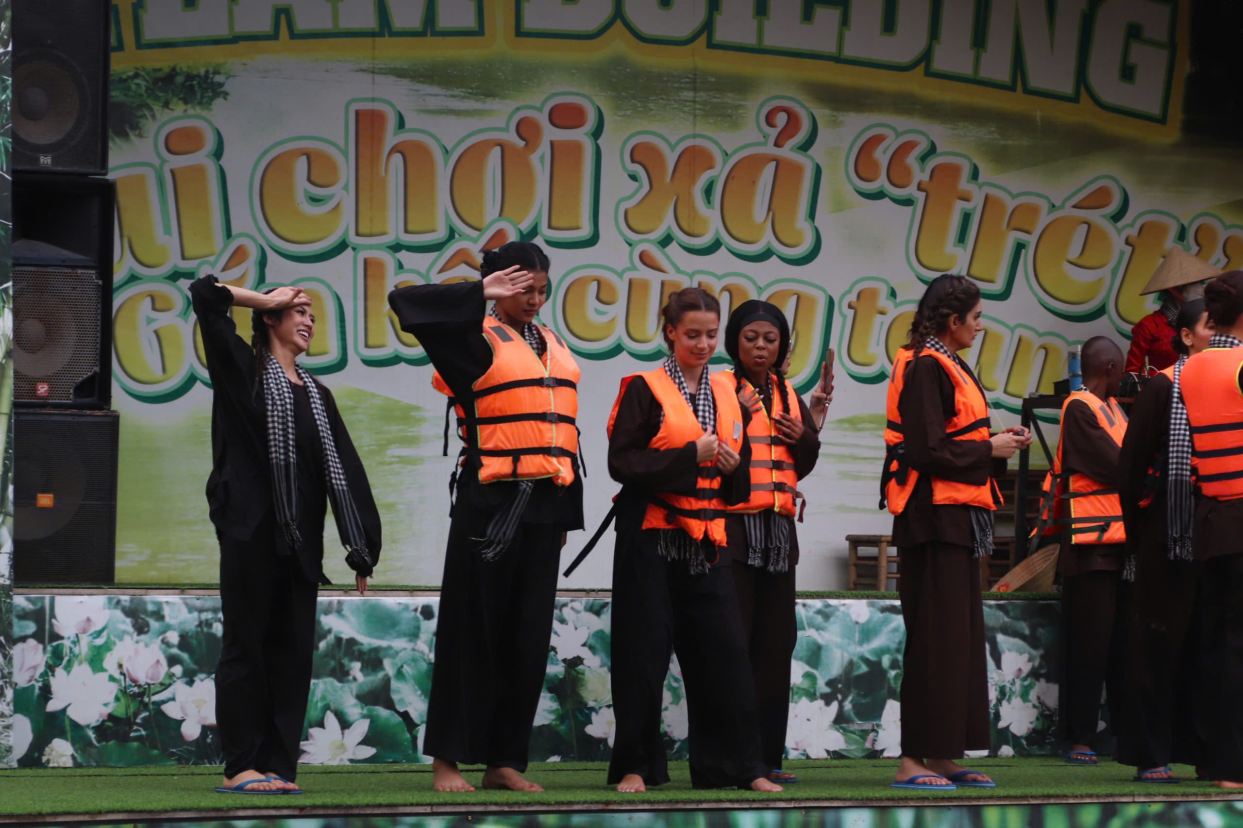 Dàn người đẹp Miss Charm 2025 hóa thôn nữ miền Tây, lội mương bắt cá - Ảnh 11.