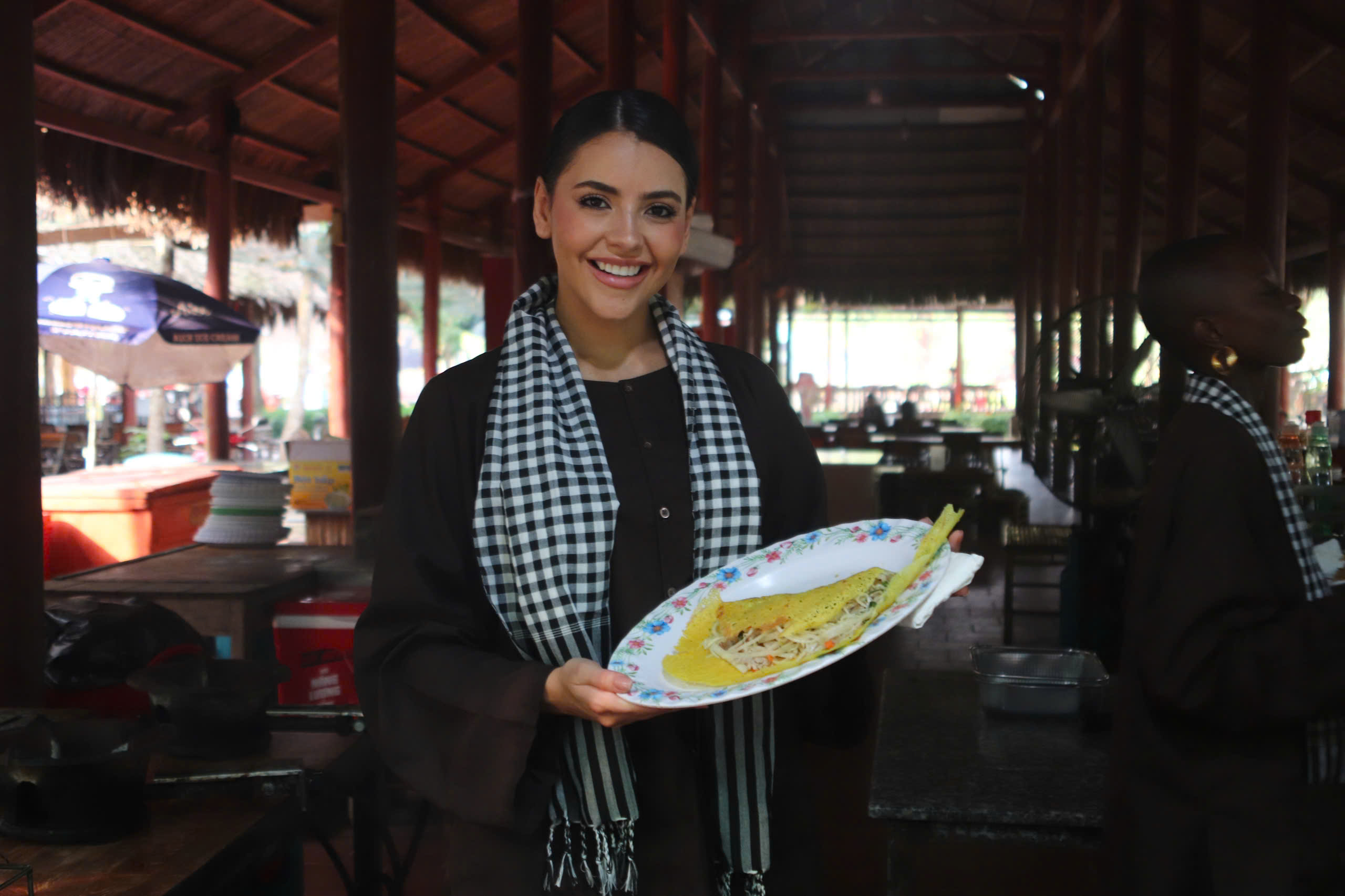 Dàn người đẹp Miss Charm 2025 hóa thôn nữ miền Tây, lội mương bắt cá - Ảnh 8.