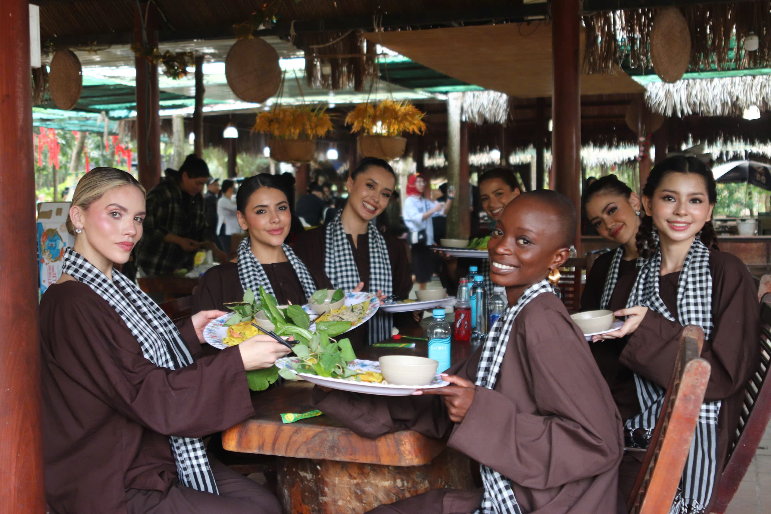 Dàn người đẹp Miss Charm 2025 hóa thôn nữ miền Tây, lội mương bắt cá - Ảnh 3.