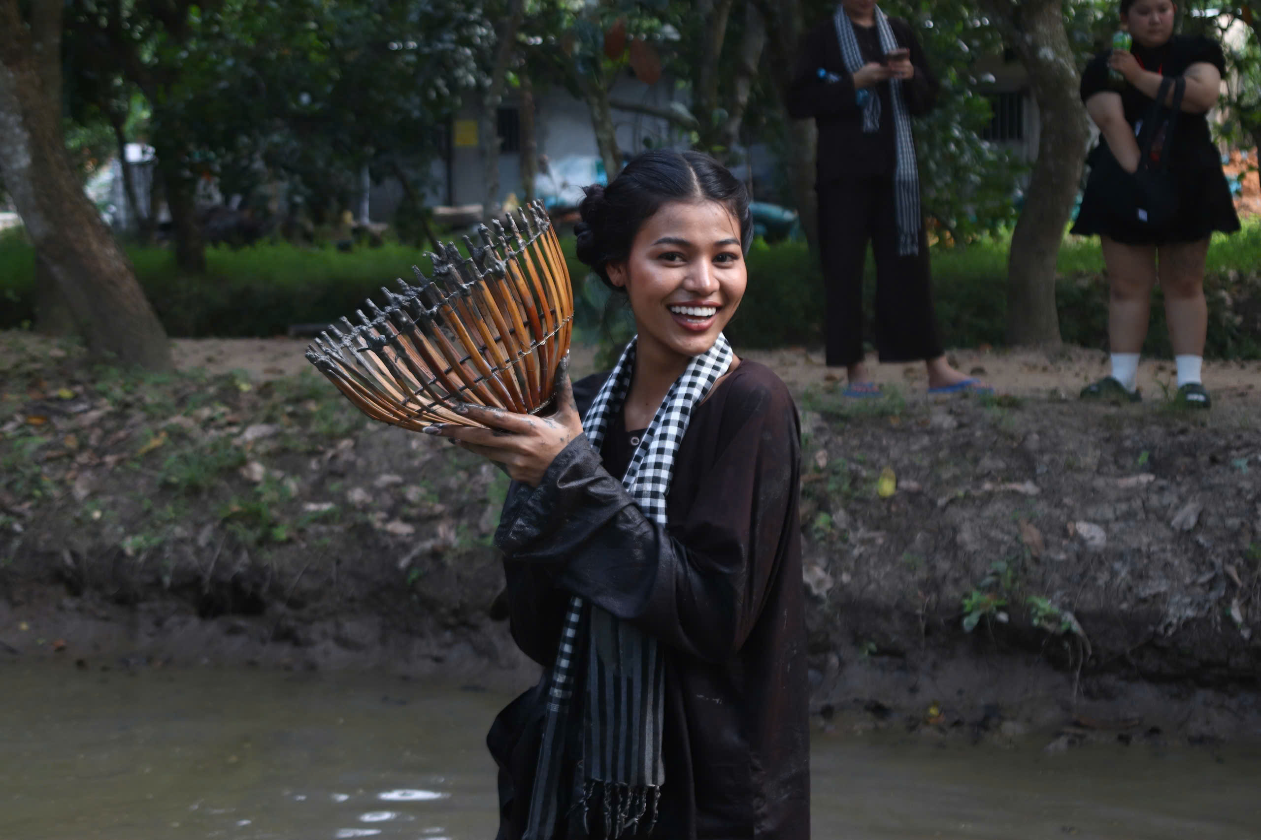 Dàn người đẹp Miss Charm 2025 hóa thôn nữ miền Tây, lội mương bắt cá - Ảnh 6.