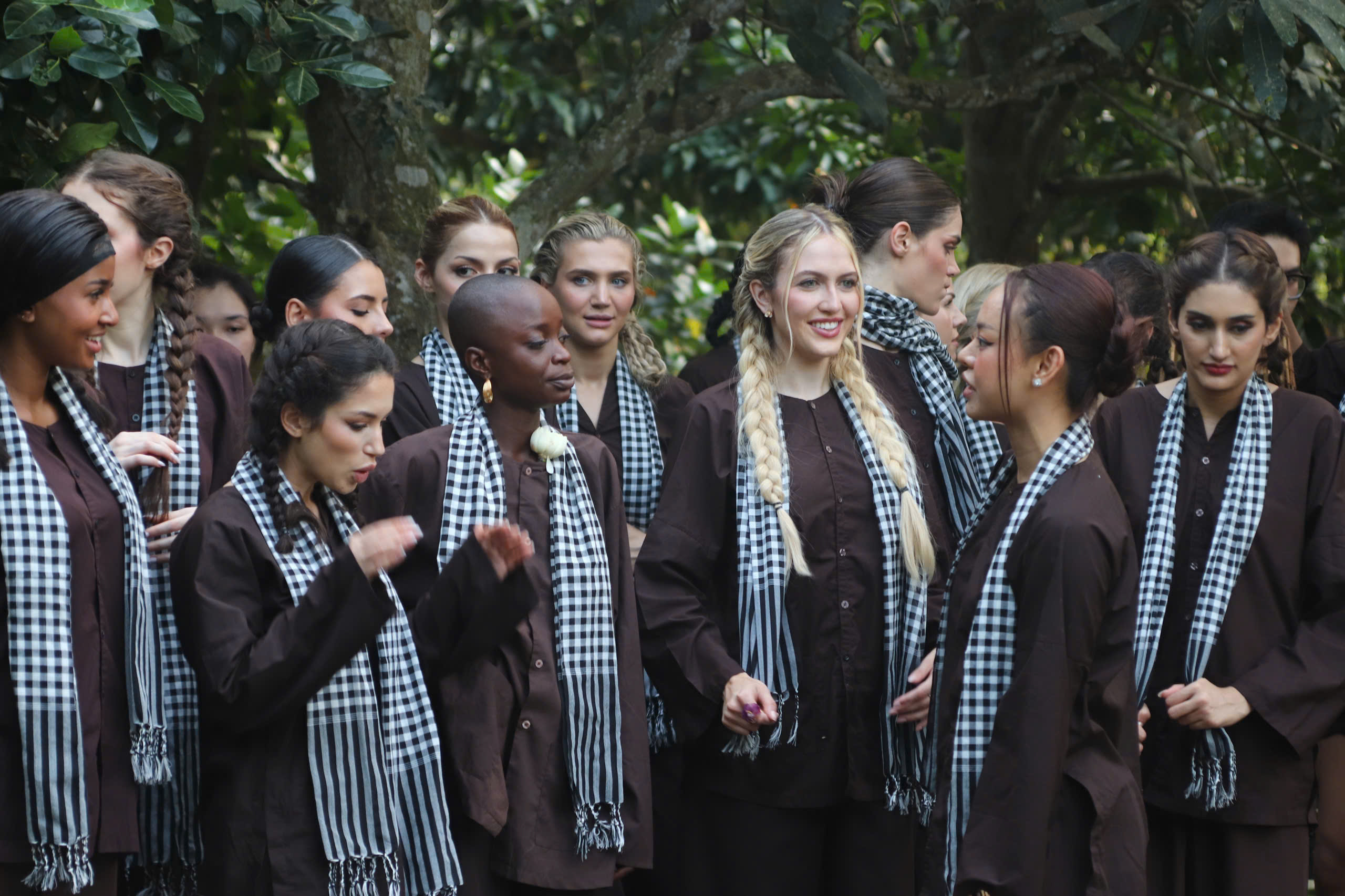 Dàn người đẹp Miss Charm 2025 hóa thôn nữ miền Tây, lội mương bắt cá - Ảnh 1.