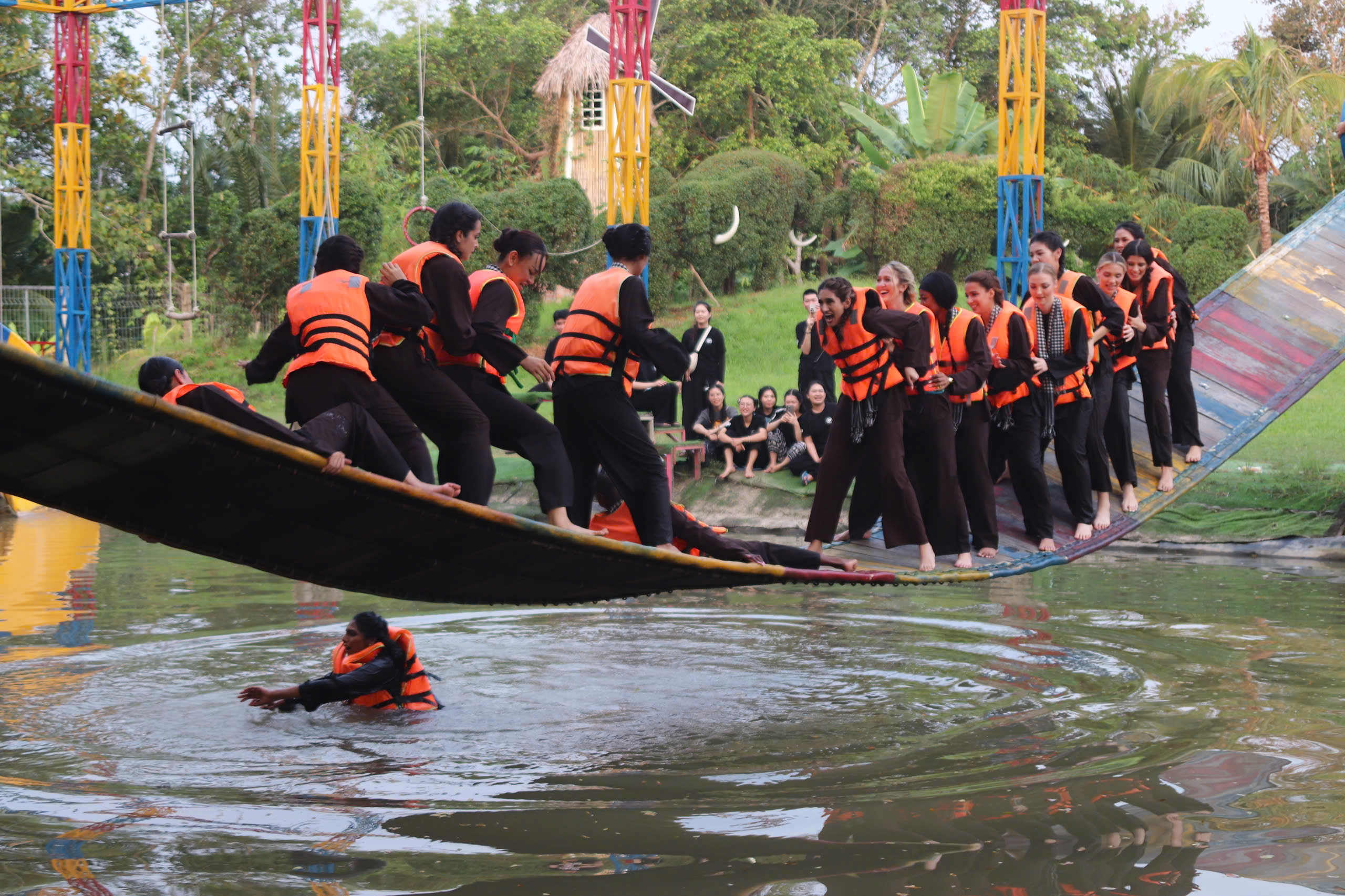 Dàn người đẹp Miss Charm 2025 hóa thôn nữ miền Tây, lội mương bắt cá - Ảnh 7.