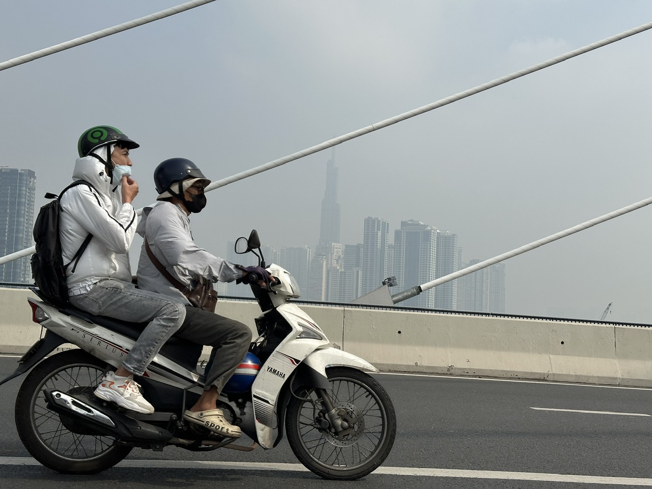 Sáng nay trời TP.HCM lại mù mịt bụi khói bụi, ô nhiễm không khí mức nào? - Ảnh 1.