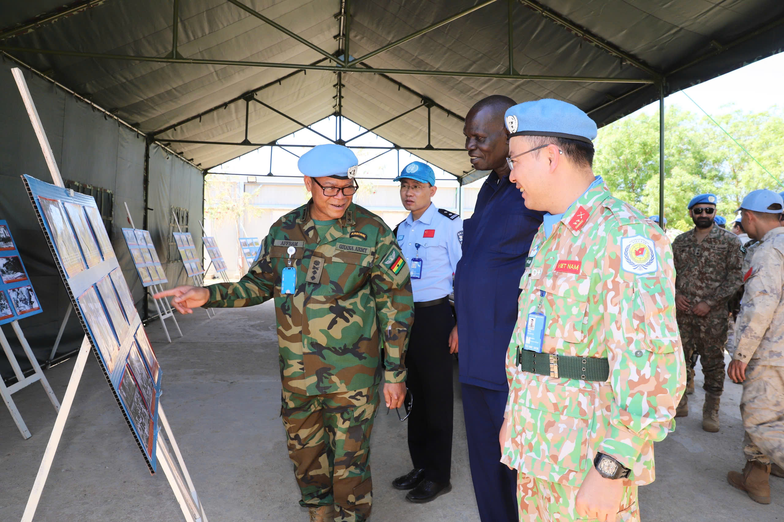 'Vũ kh&iacute; mềm' của chiến sĩ mũ nồi xanh tr&ecirc;n mảnh đất Abyei- Ảnh 2.