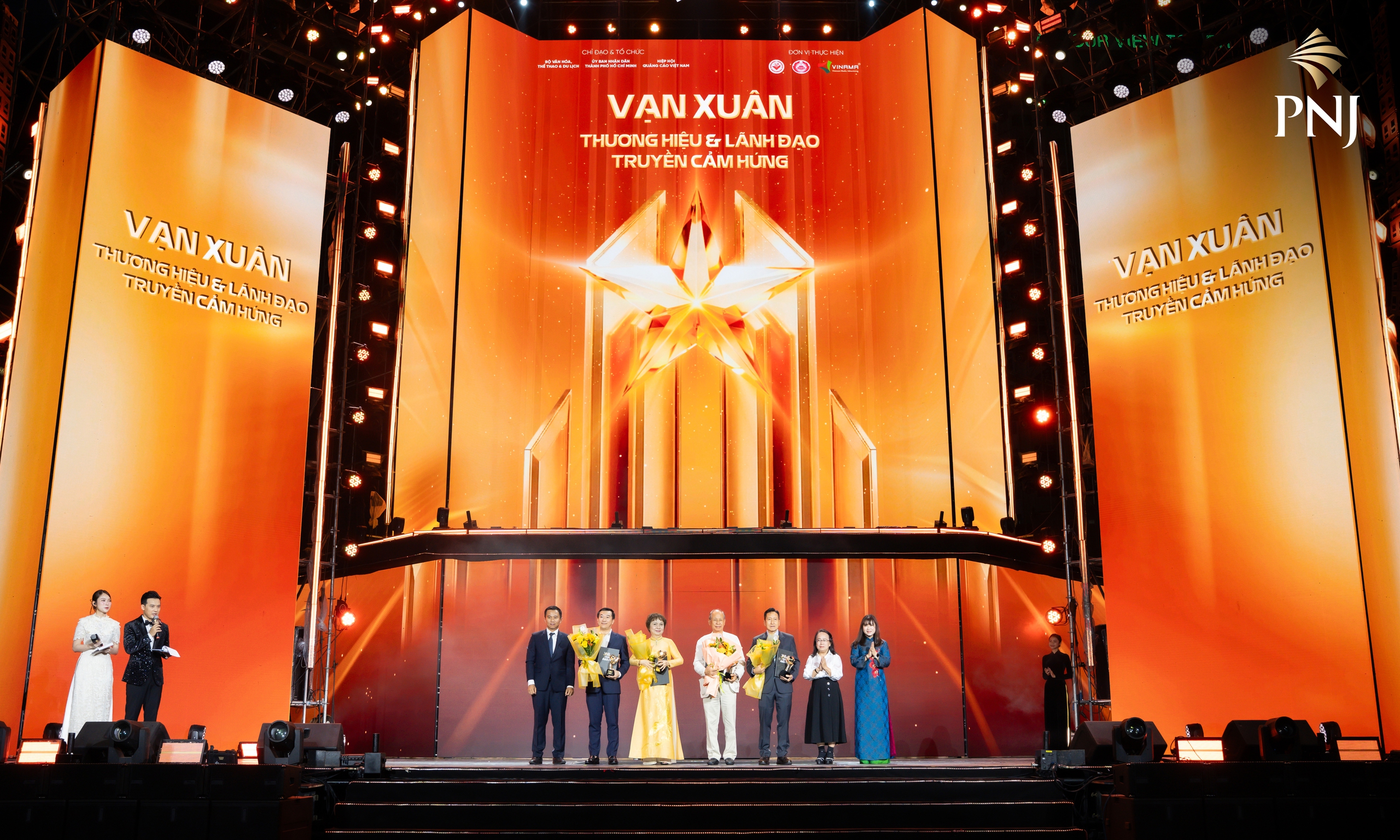 Bà Cao Thị Ngọc Dung được vinh danh ‘Lãnh đạo trọn đời’ tại Vạn Xuân Awards 2025 - Ảnh 1.