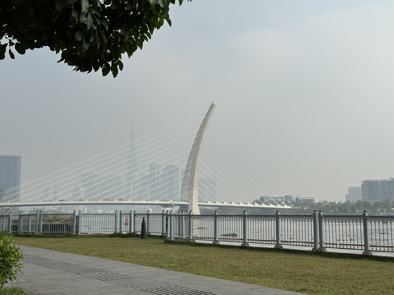 Sáng nay trời TP.HCM lại mù mịt bụi khói bụi, ô nhiễm không khí mức nào? - Ảnh 3.