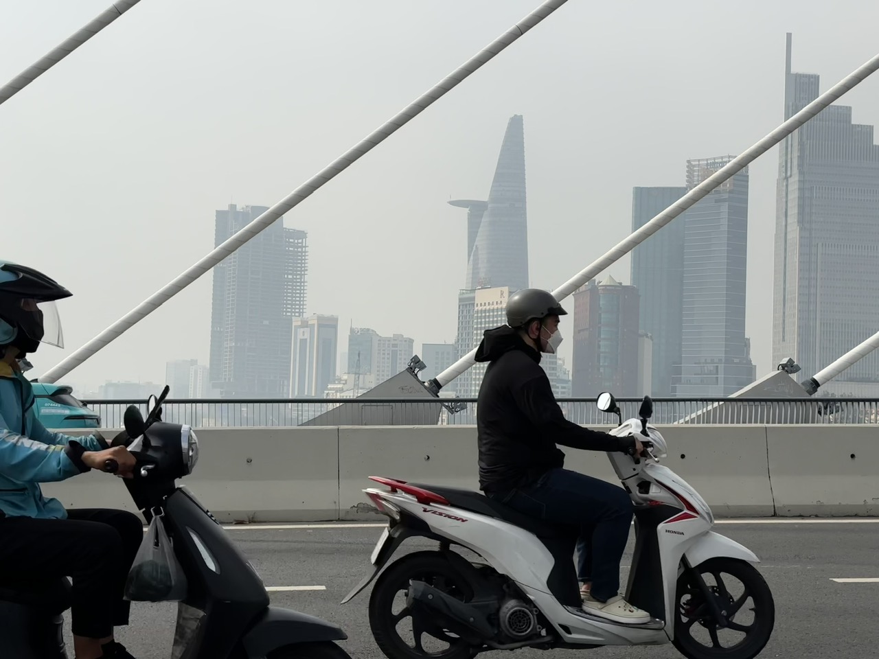 Sáng nay trời TP.HCM lại mù mịt bụi khói bụi, ô nhiễm không khí mức nào? - Ảnh 4.