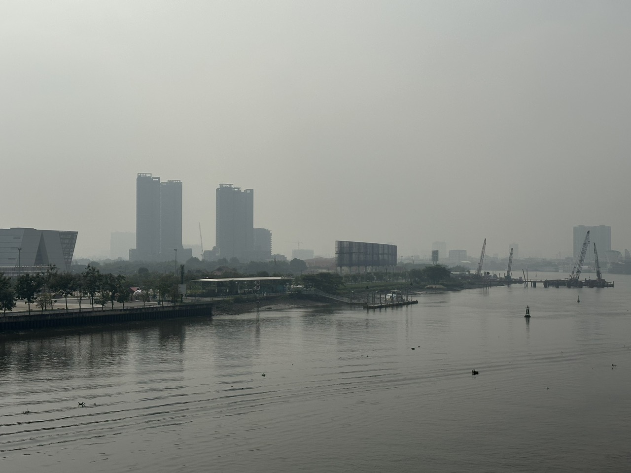 Sáng nay trời TP.HCM lại mù mịt bụi khói bụi, ô nhiễm không khí mức nào? - Ảnh 6.