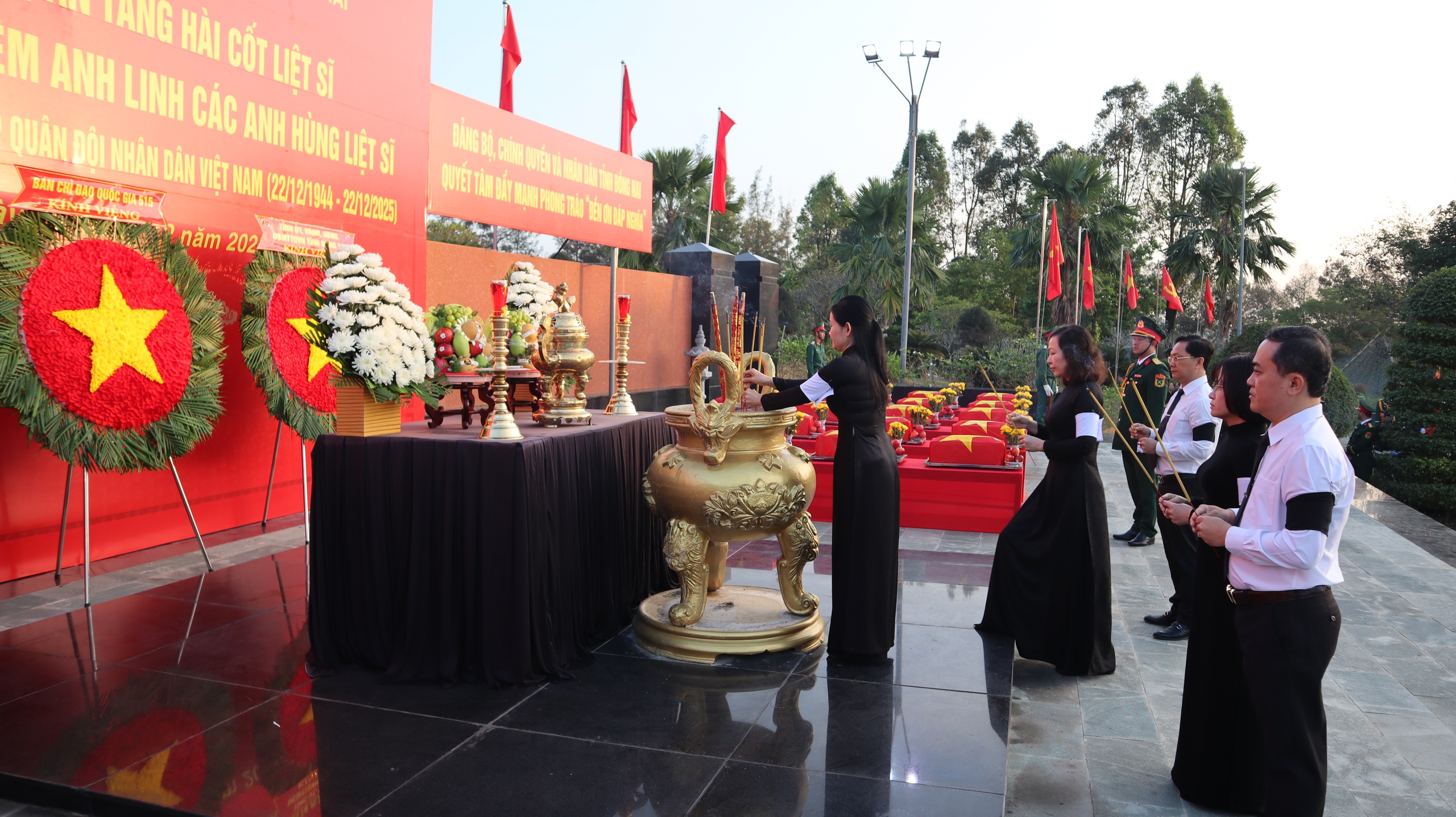 Trang trọng lễ truy điệu, an táng 41 hài cốt liệt sĩ - Ảnh 1.