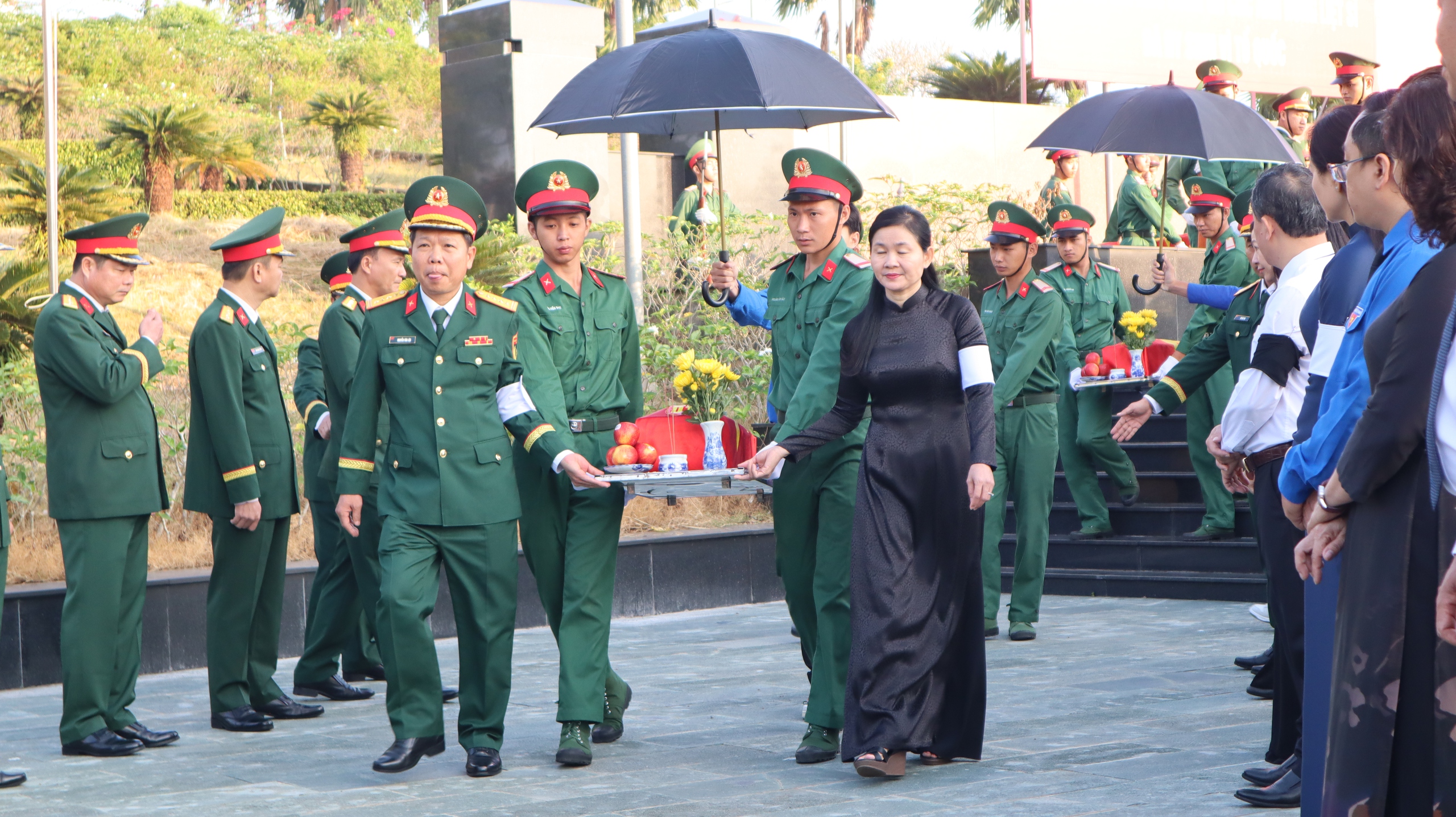 Trang trọng lễ truy điệu, an táng 41 hài cốt liệt sĩ - Ảnh 6.