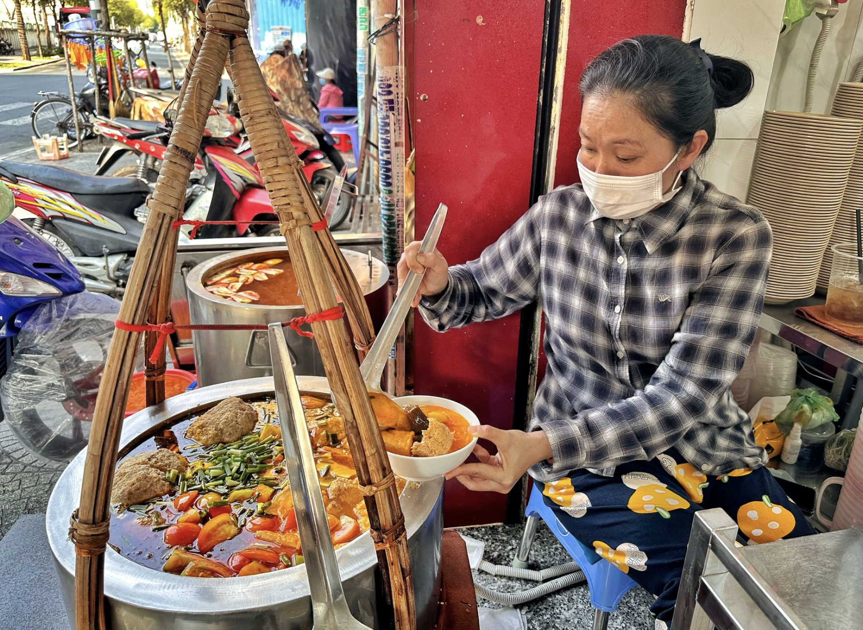  Bún tôm càng 120.000 đồng/tô; bún riêu gánh Việt kiều mê... - Ảnh 2.