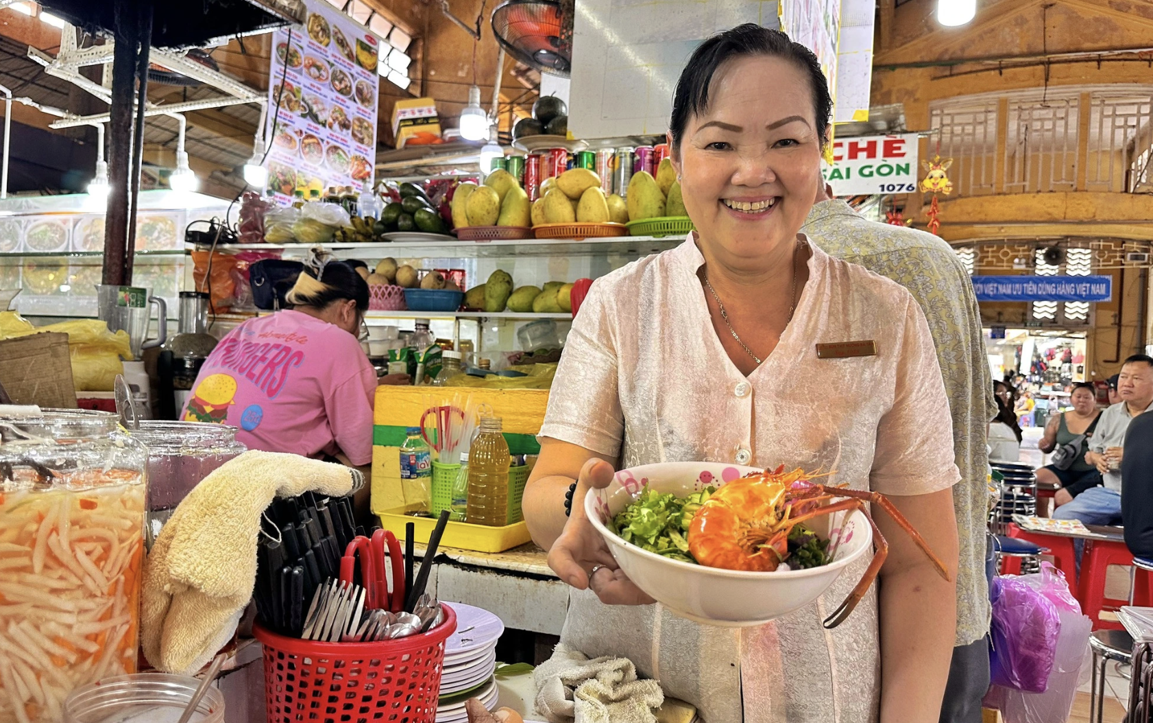  Bún tôm càng 120.000 đồng/tô; bún riêu gánh Việt kiều mê... - Ảnh 1.