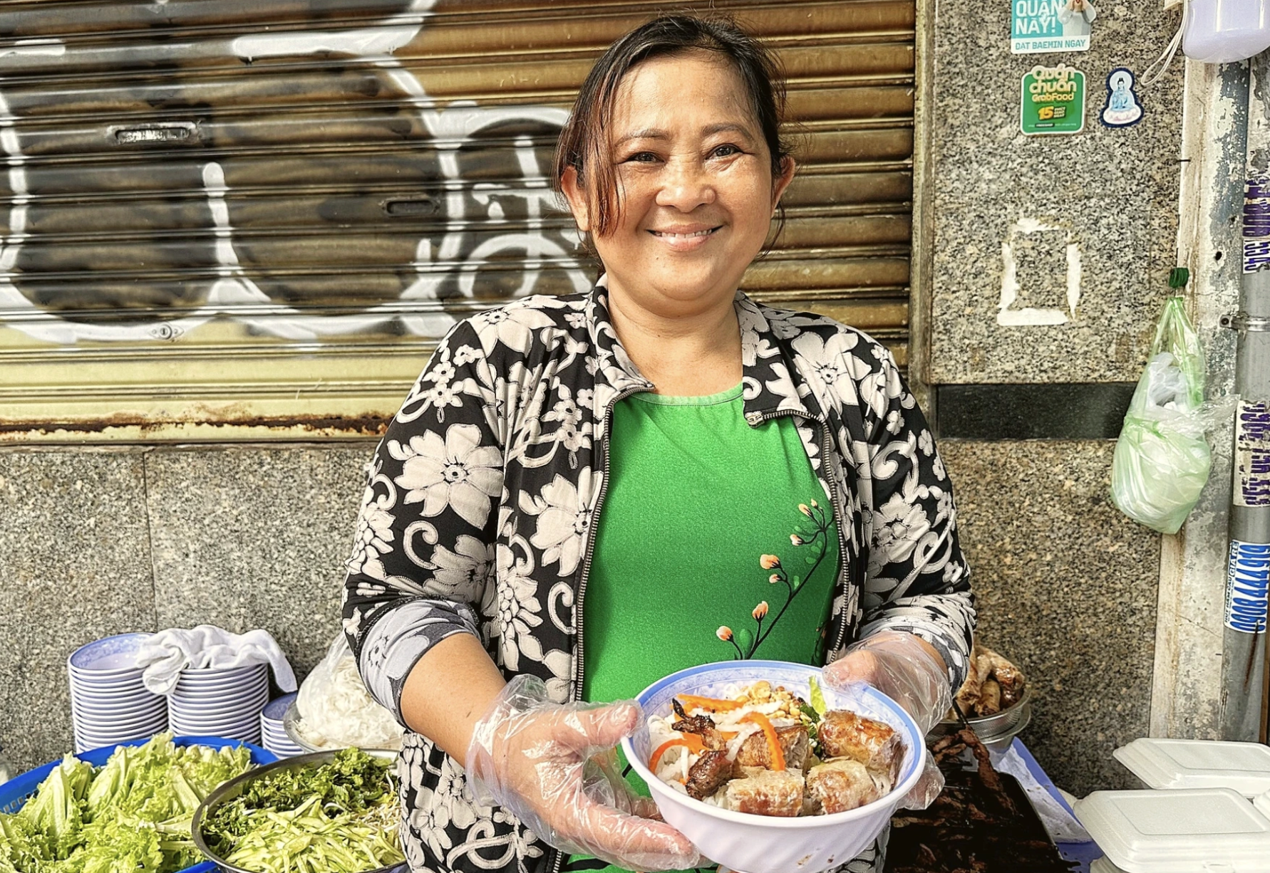  Bún tôm càng 120.000 đồng/tô; bún riêu gánh Việt kiều mê... - Ảnh 3.