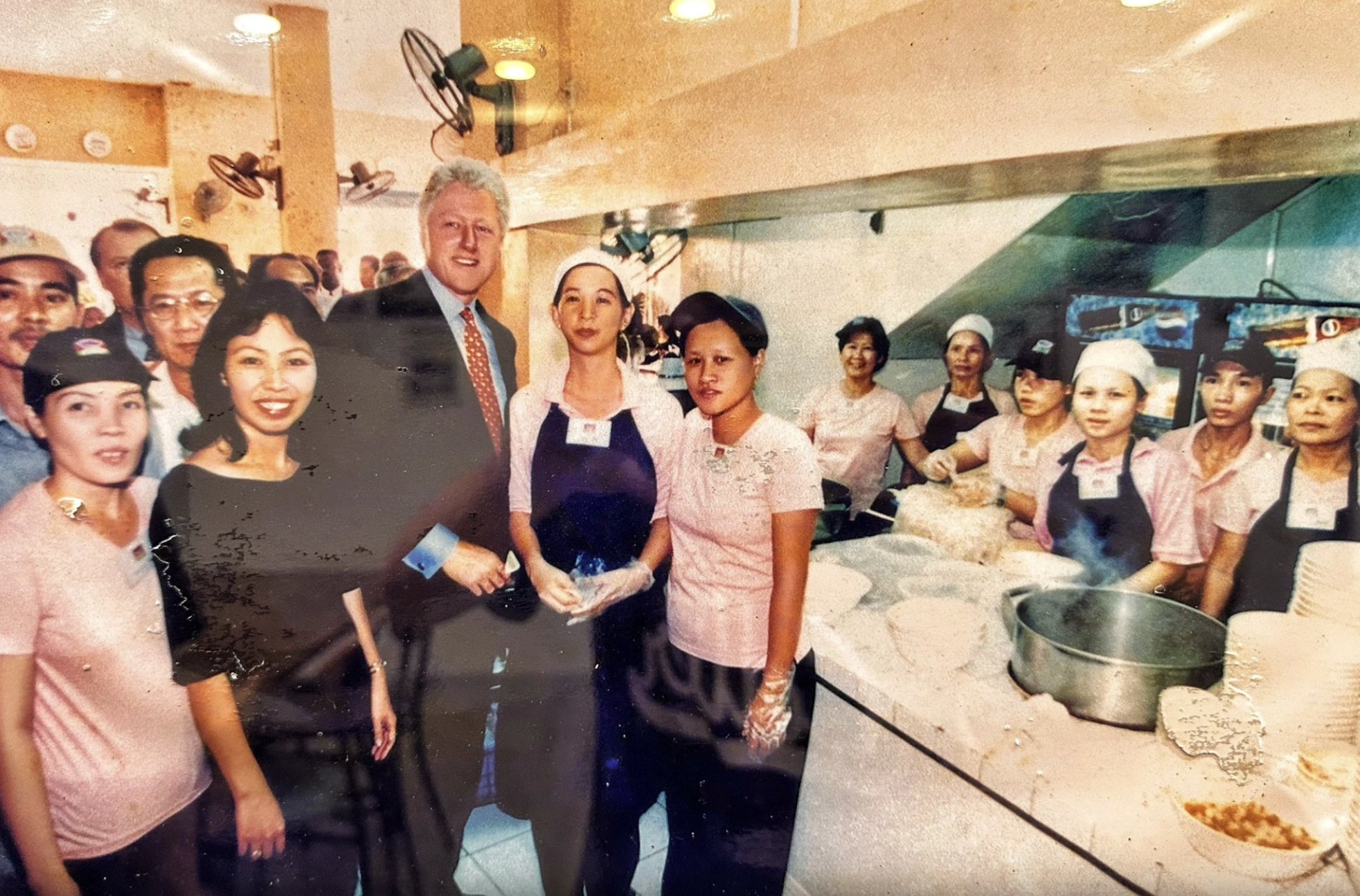  Bún tôm càng 120.000 đồng/tô; bún riêu gánh Việt kiều mê... - Ảnh 4.