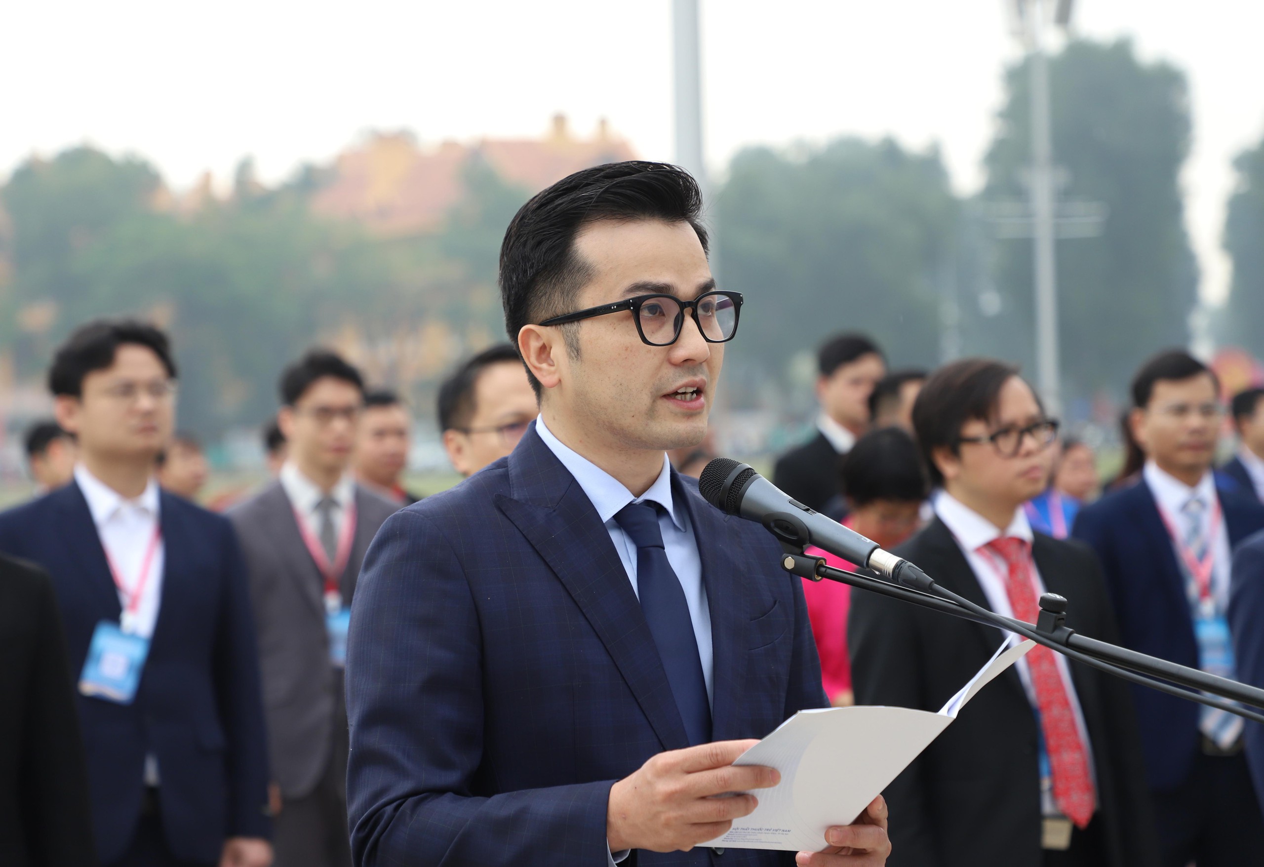 GS-TS Trần Xu&acirc;n B&aacute;ch đại diện đo&agrave;n đại biểu Hội Thầy thuốc trẻ b&aacute;o c&ocirc;ng d&acirc;ng B&aacute;c - Ảnh 2.