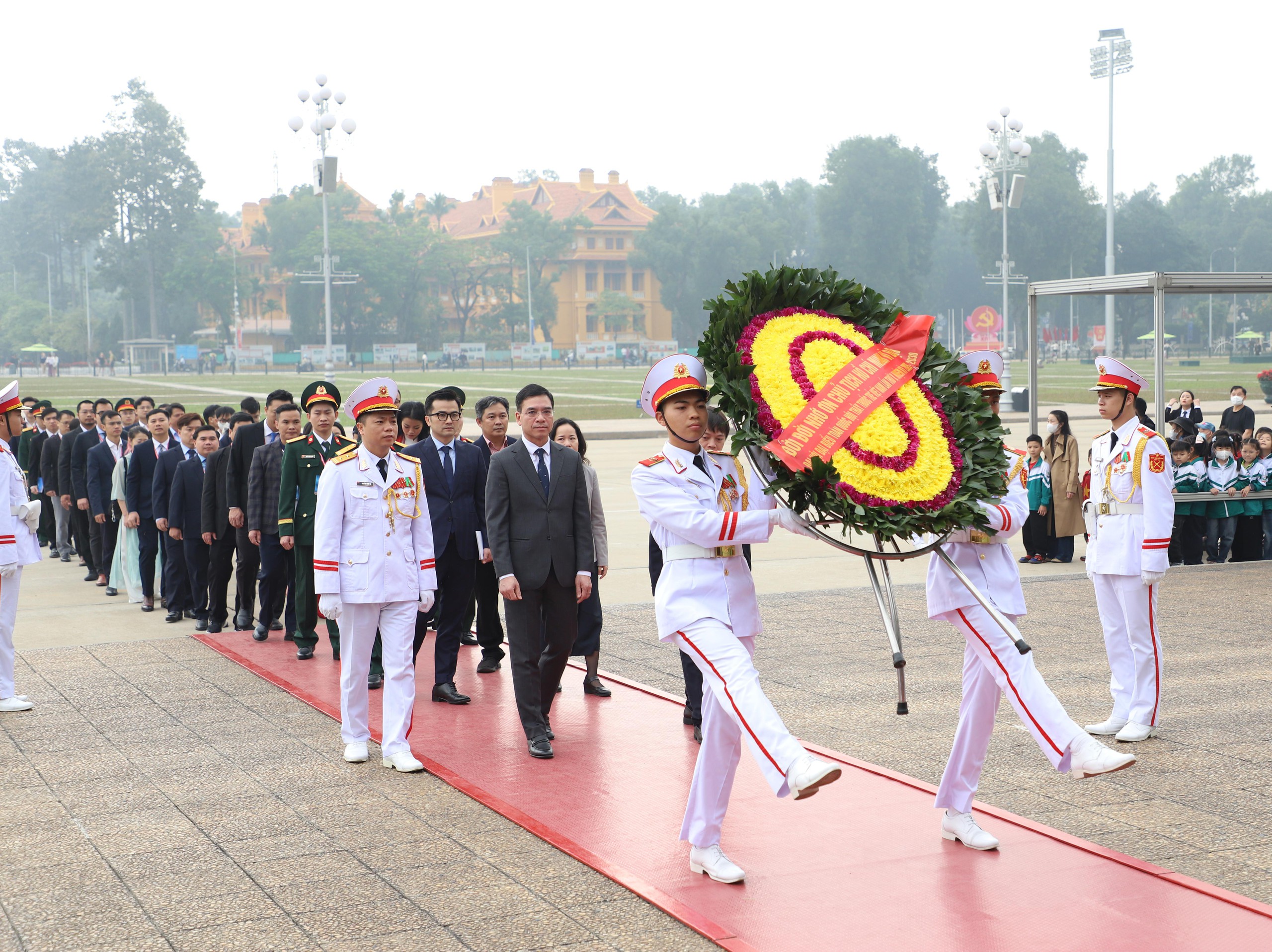 GS-TS Trần Xu&acirc;n B&aacute;ch đại diện đo&agrave;n đại biểu Hội Thầy thuốc trẻ b&aacute;o c&ocirc;ng d&acirc;ng B&aacute;c - Ảnh 1.