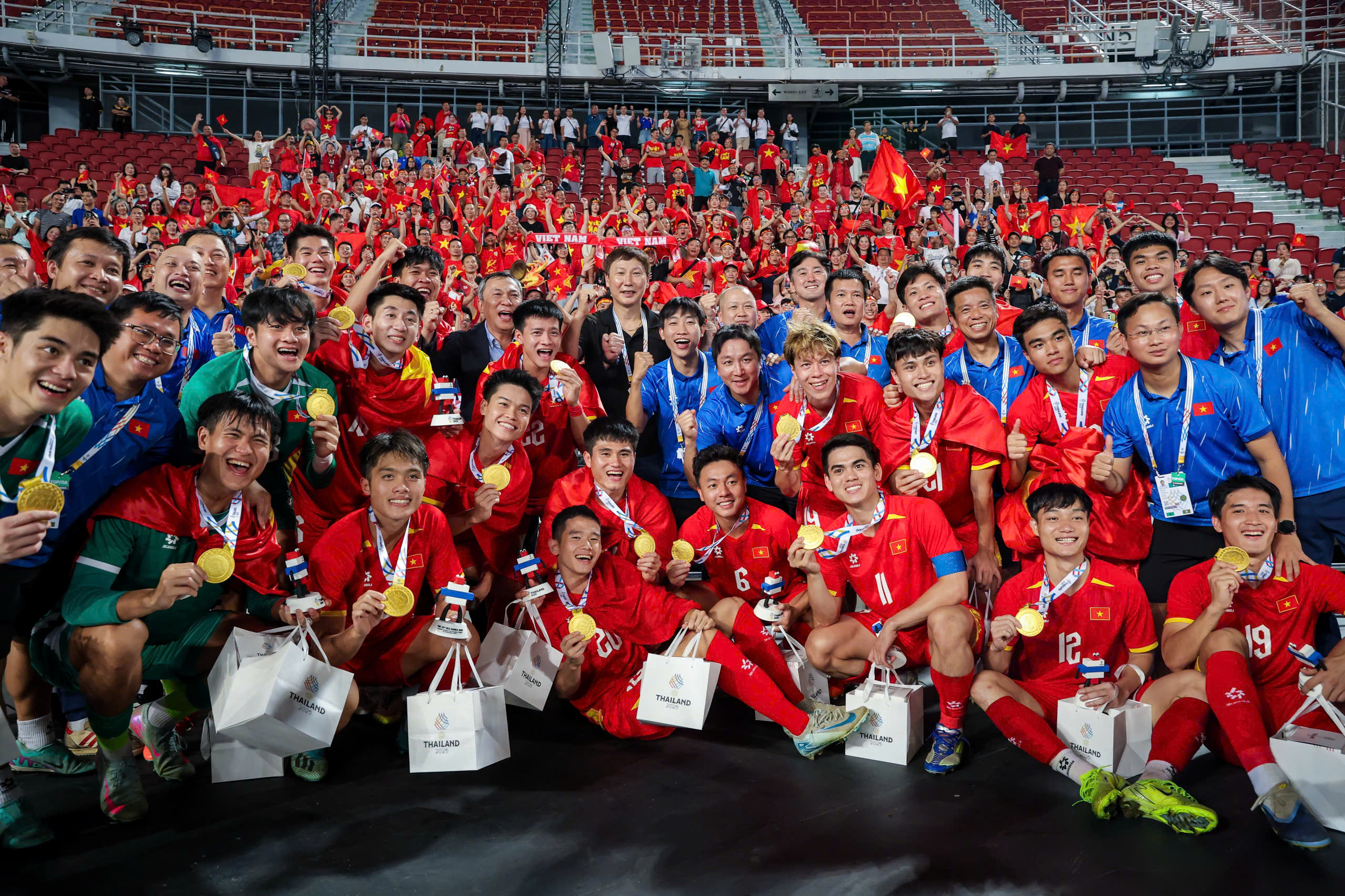 Đội tuyển U.22 Việt Nam ngược dòng đánh bại chủ nhà Thái Lan để giành HCV