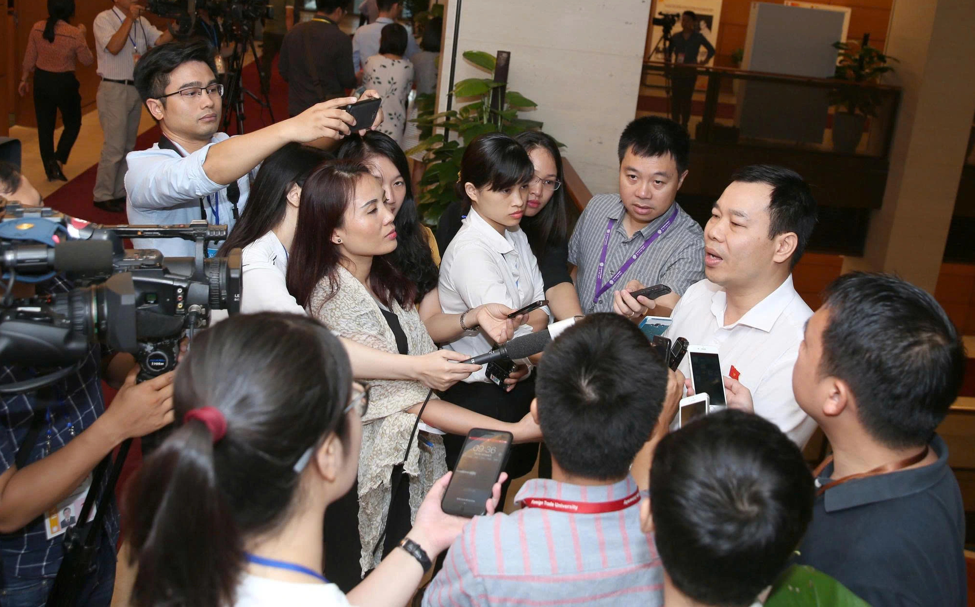 Từ 1.1.2027, phóng viên phải học nghiệp vụ, đạo đức mới được cấp thẻ nhà báo - Ảnh 1.