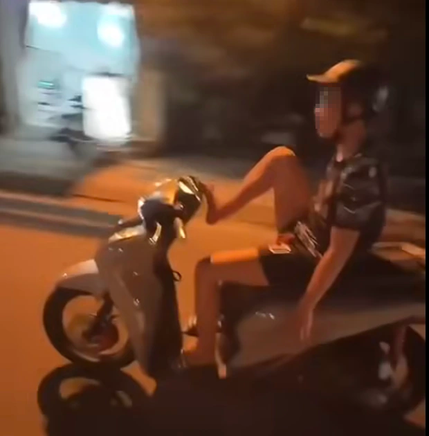 Bu&ocirc;ng 2 tay, d&ugrave;ng ch&acirc;n l&aacute;i xe m&aacute;y SH, nam thanh ni&ecirc;n bị tịch thu phương tiện - Ảnh 1.