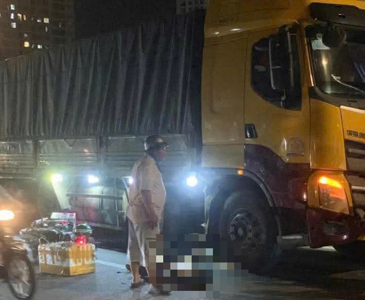 2 thiếu niên tử vong dưới bánh xe tải ở TP.HCM - Ảnh 1.