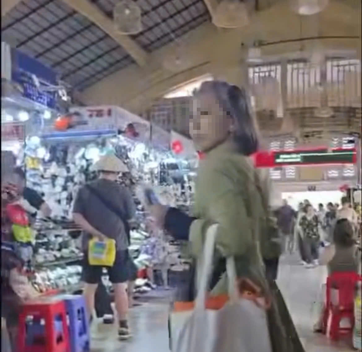 TP.HCM: Xác minh clip xua đuổi du khách ở chợ Bến Thành - Ảnh 2.