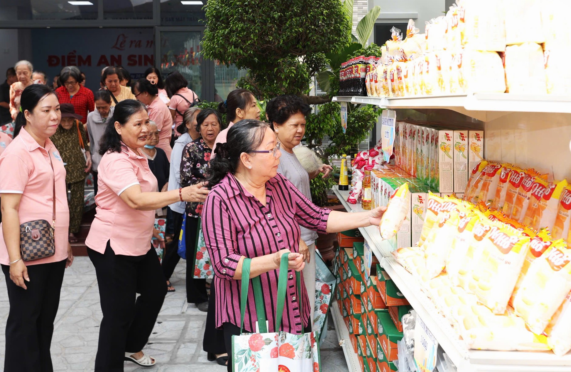 Phường Phú Nhuận ra mắt điểm an sinh, tặng xe máy, xe bánh mì - Ảnh 2.