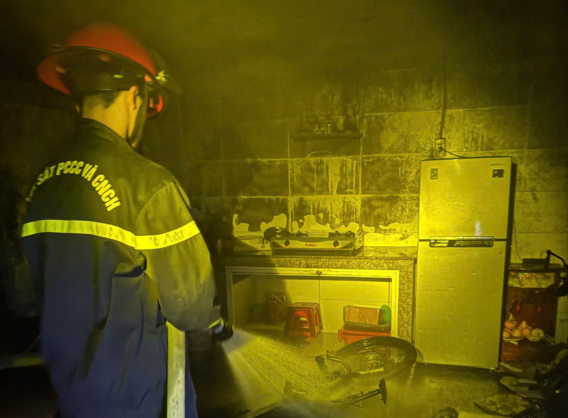 Cháy nhà Đà Lạt giữa đêm , kịp thời cứu 4 người mắc kẹt trên tầng 2 - Ảnh 1.