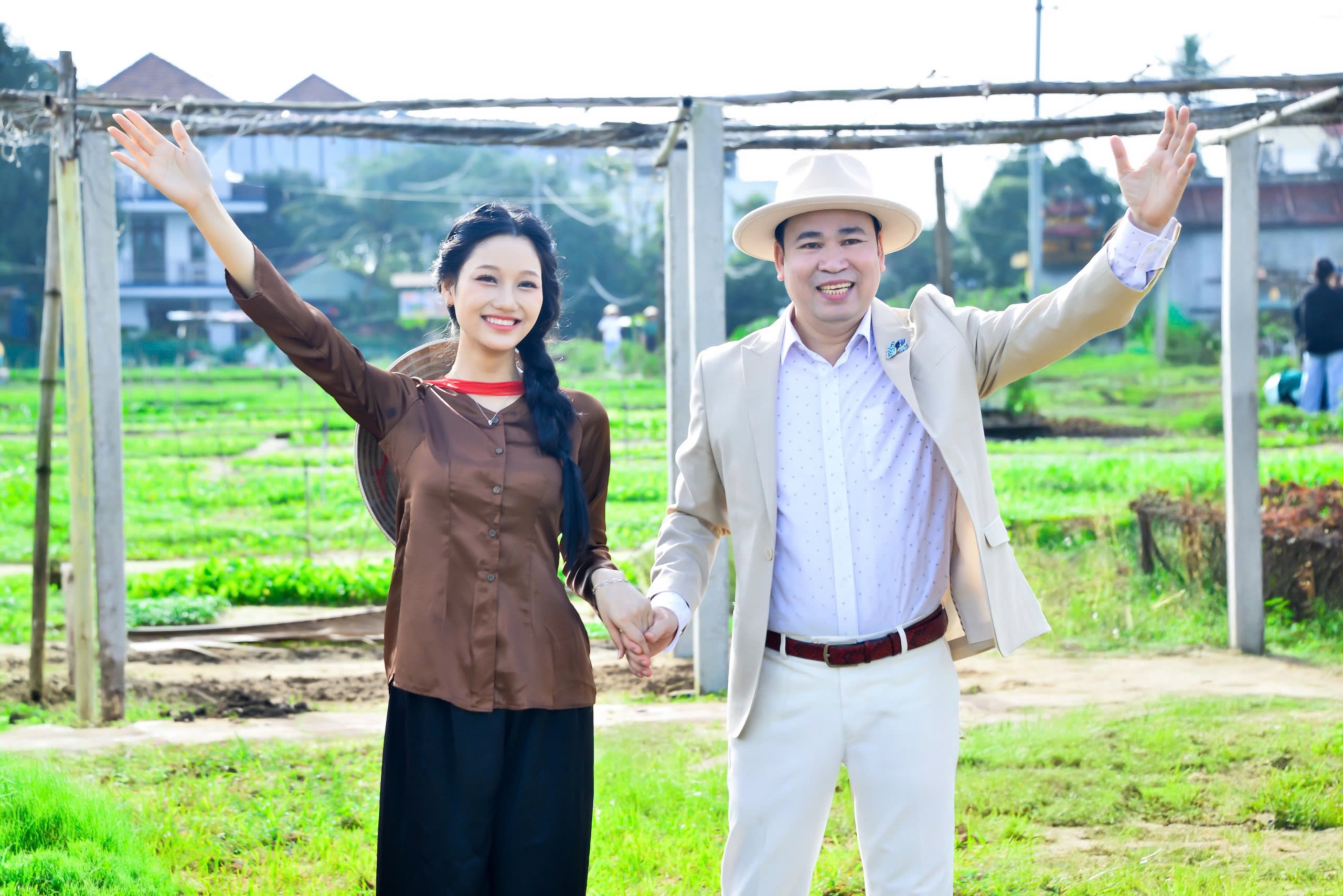 Ca sĩ chuyên hát về nghề nông tiết lộ mối quan hệ với danh ca Ngọc Sơn- Ảnh 1.