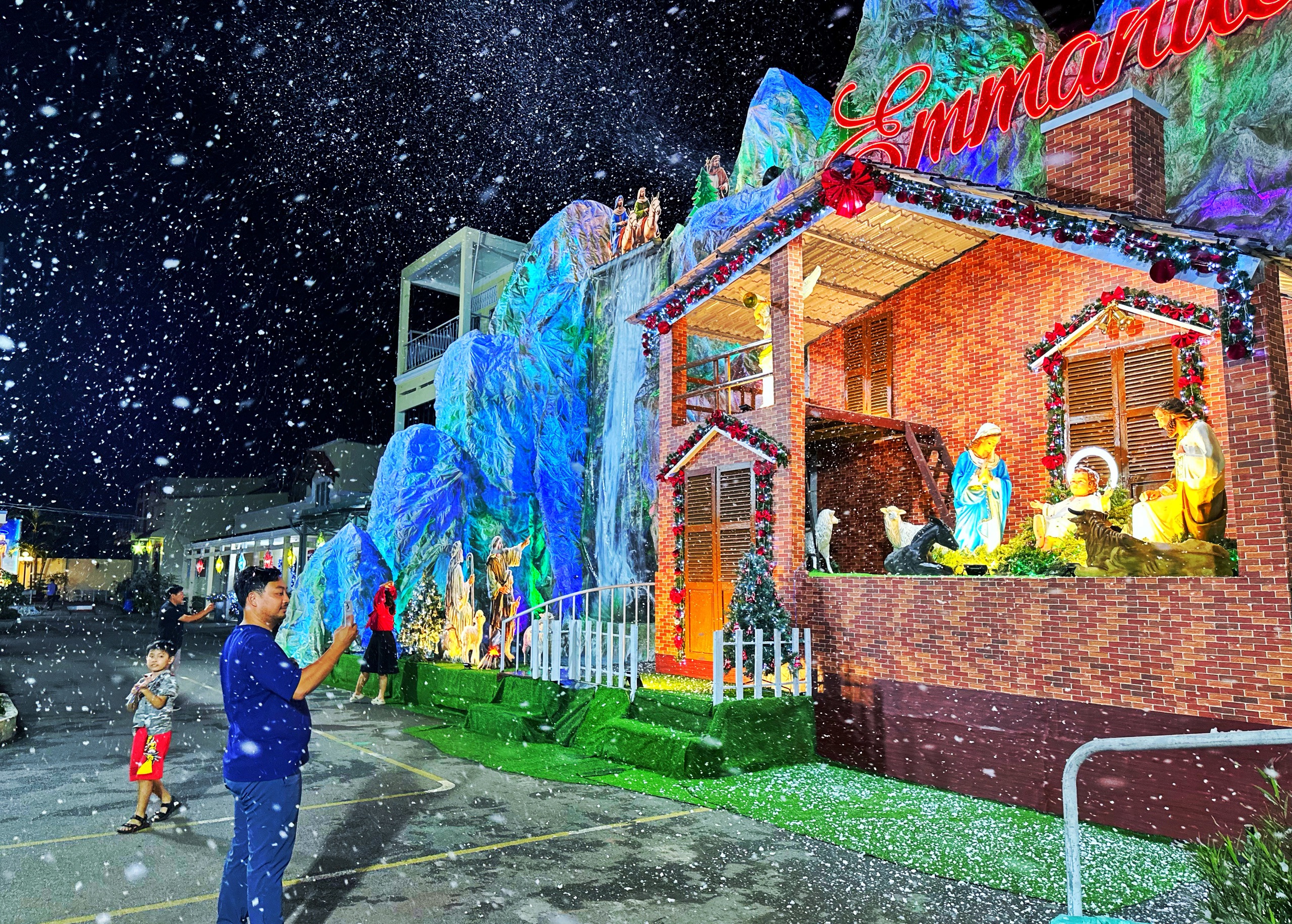 X&oacute;m đạo lớn nhất TP.HCM: Nh&agrave; thờ 'tuyết rơi' trắng x&oacute;a, rất đ&ocirc;ng người check-in Gi&aacute;ng sinh - Ảnh 3.