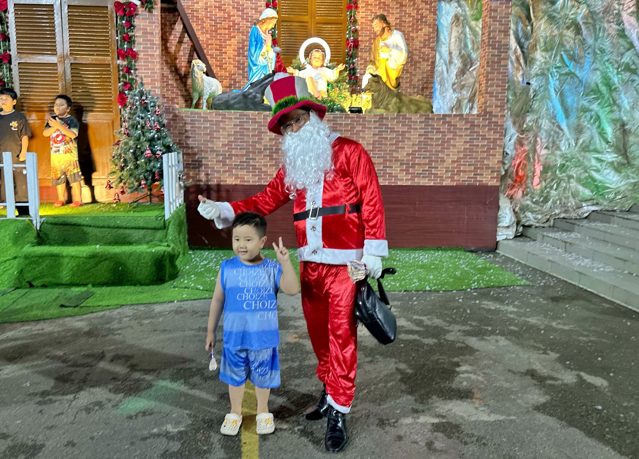 X&oacute;m đạo lớn nhất TP.HCM: Nh&agrave; thờ 'tuyết rơi' trắng x&oacute;a, rất đ&ocirc;ng người check-in Gi&aacute;ng sinh - Ảnh 10.