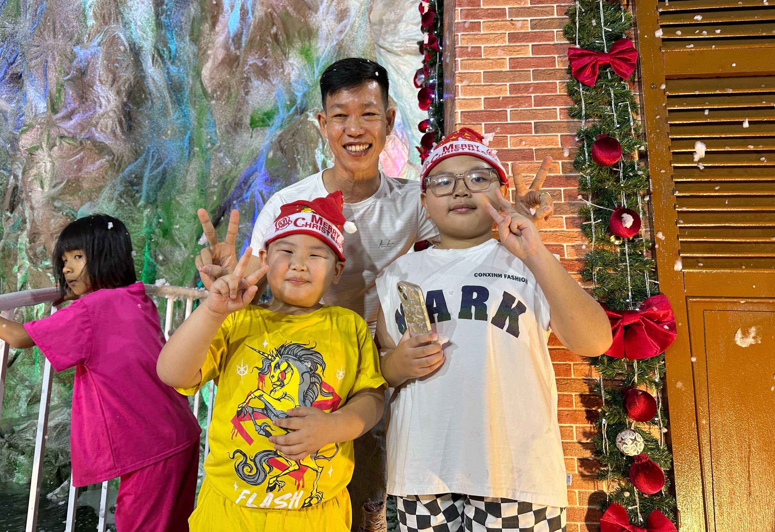 X&oacute;m đạo lớn nhất TP.HCM: Nh&agrave; thờ 'tuyết rơi' trắng x&oacute;a, rất đ&ocirc;ng người check-in Gi&aacute;ng sinh - Ảnh 4.